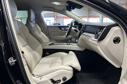 musta Volvo V60 Cross Country 2023 kuva 11.