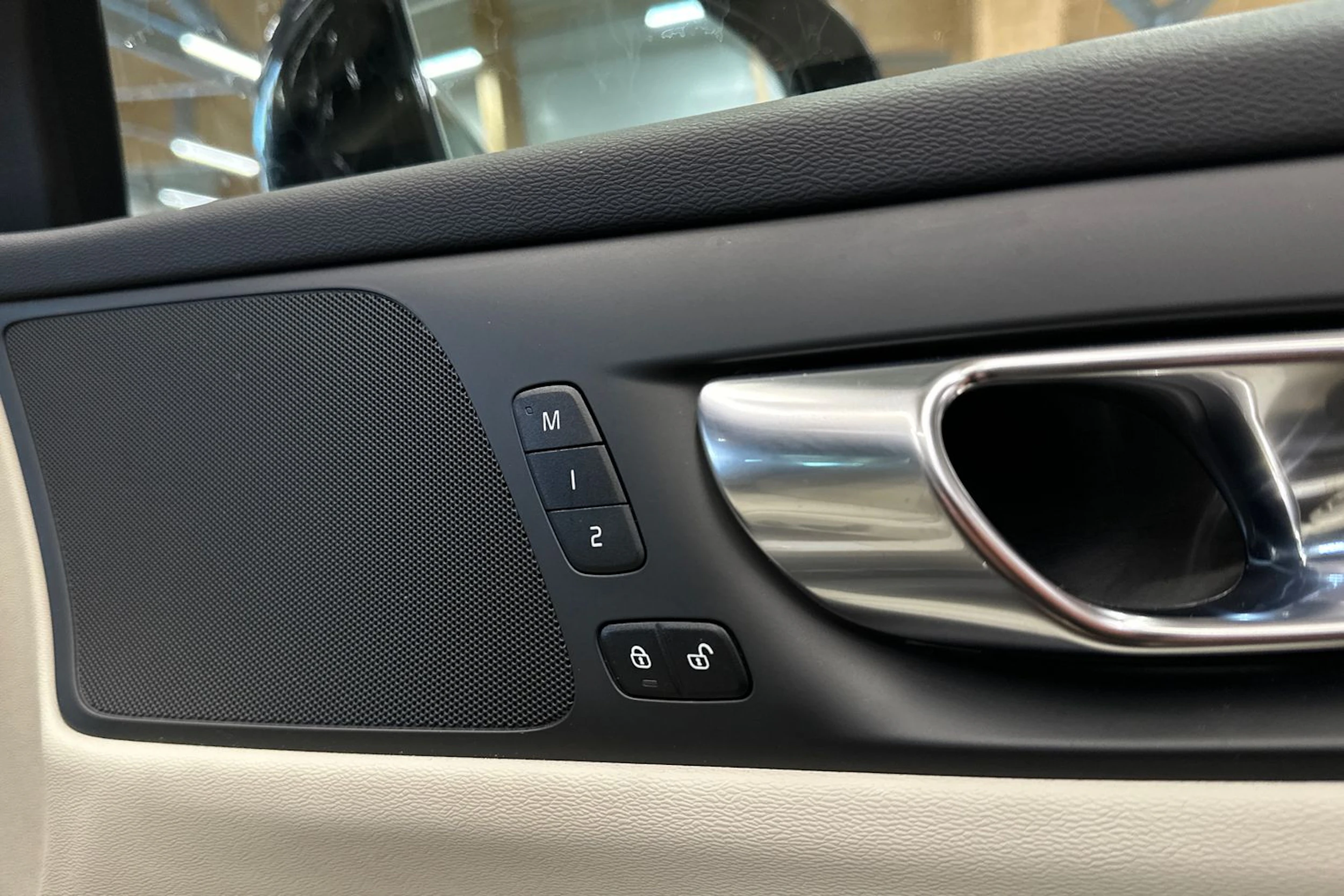 musta Volvo V60 Cross Country 2023 kuva 13.