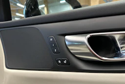 musta Volvo V60 Cross Country 2023 kuva 13.
