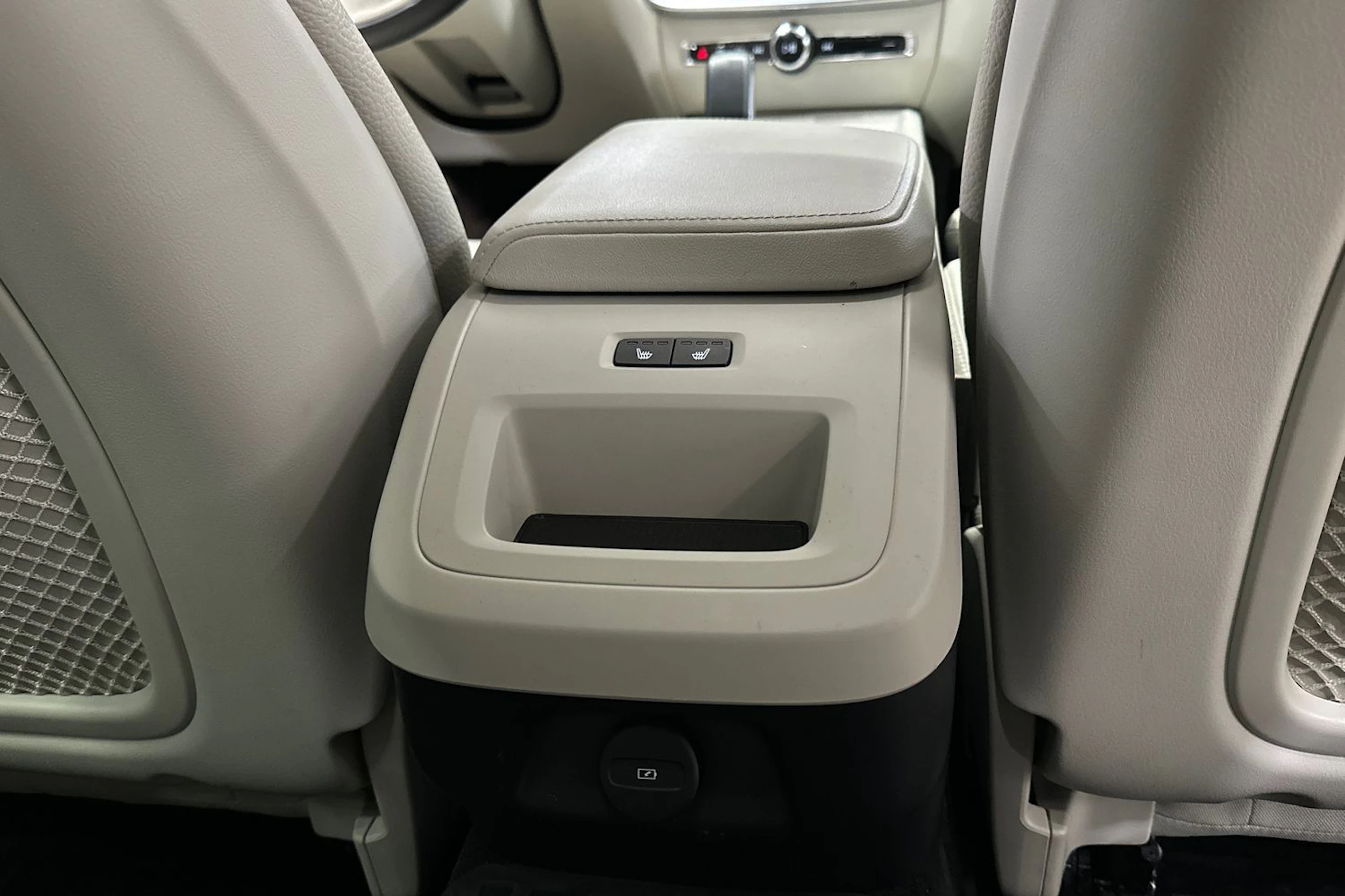 musta Volvo V60 Cross Country 2023 kuva 14.