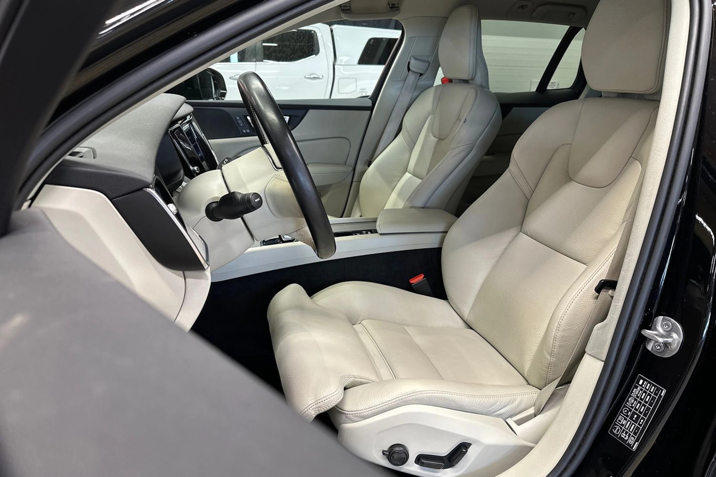 musta Volvo V60 Cross Country 2023 kuva 15.