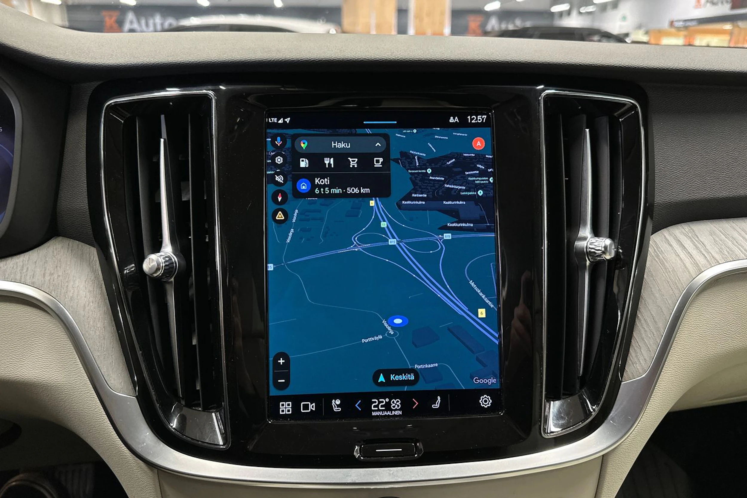 musta Volvo V60 Cross Country 2023 kuva 18.
