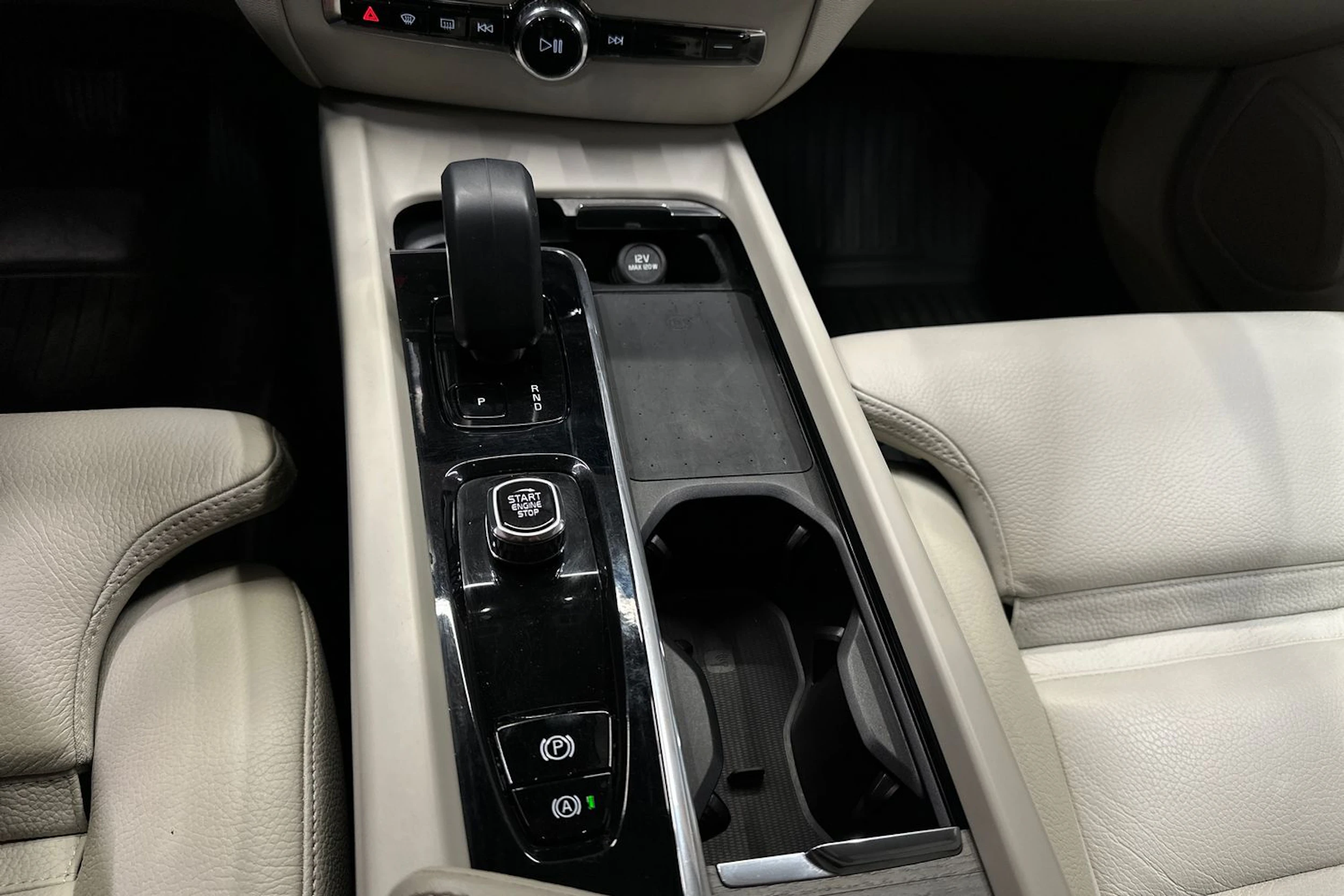 musta Volvo V60 Cross Country 2023 kuva 21.