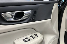 musta Volvo V60 Cross Country 2023 kuva 25.