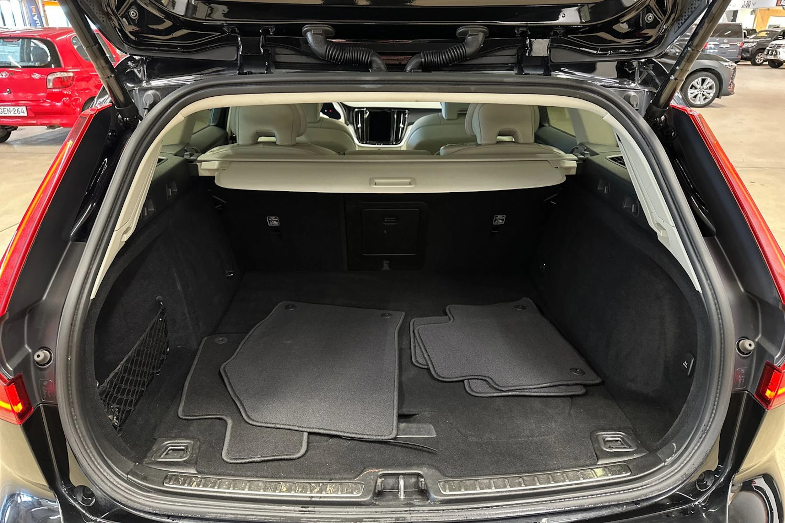 musta Volvo V60 Cross Country 2023 kuva 26.