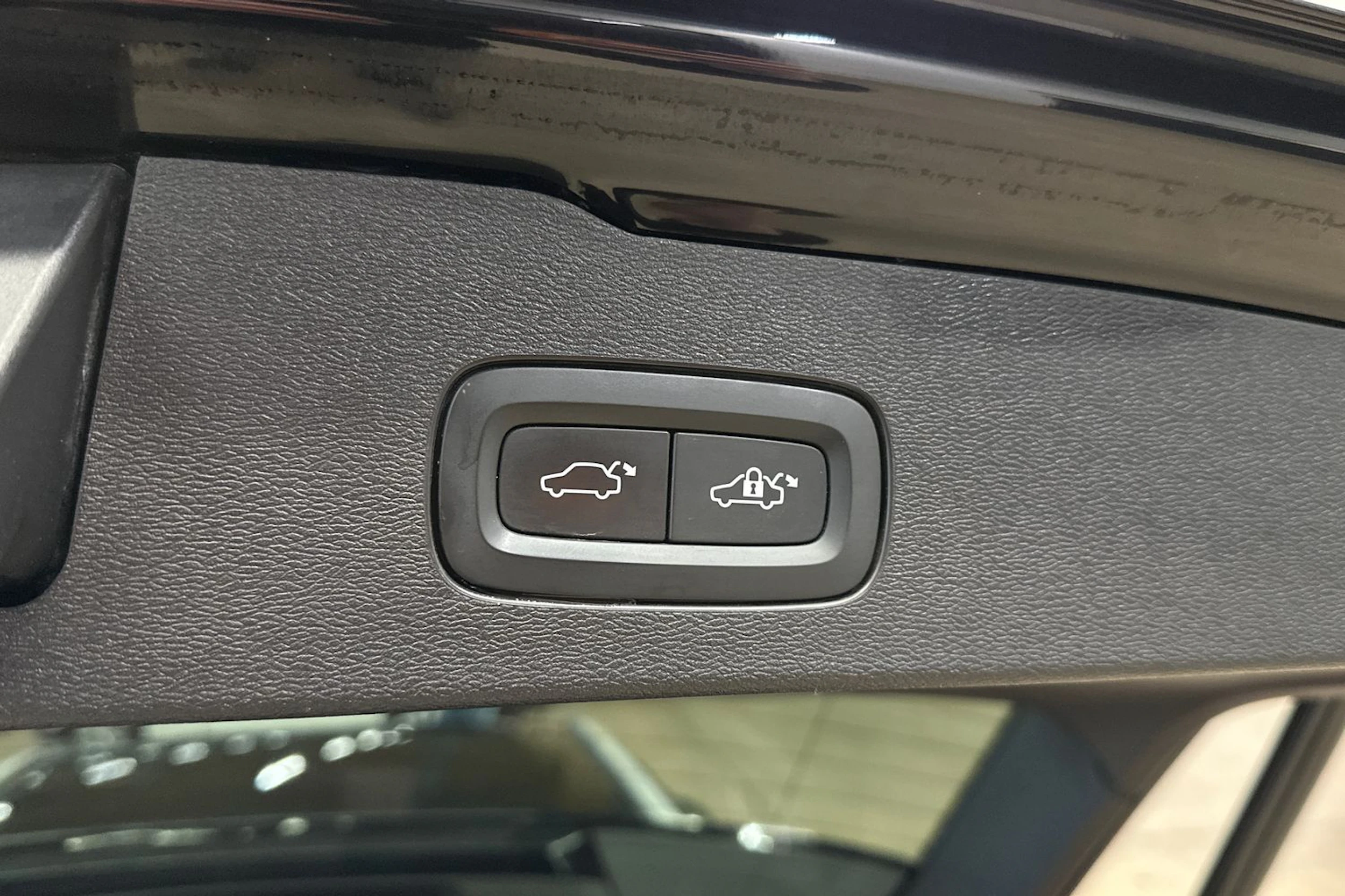 musta Volvo V60 Cross Country 2023 kuva 28.