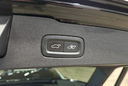 musta Volvo V60 Cross Country 2023 kuva 28.