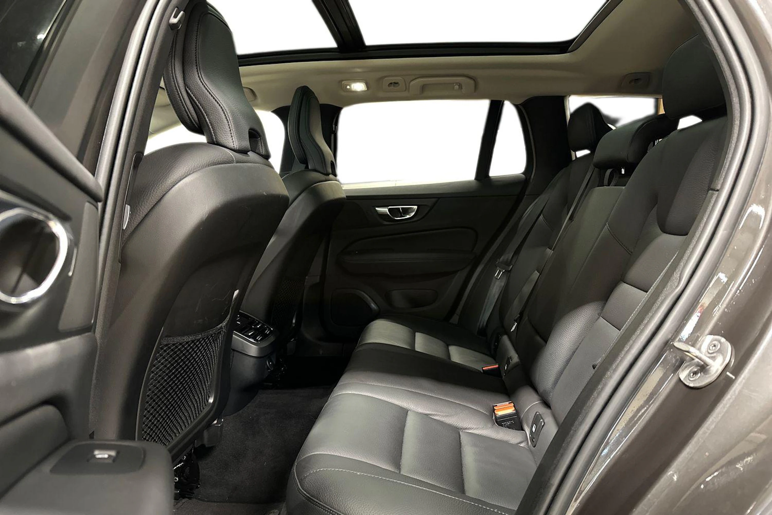 harmaa Volvo V60 Cross Country 2023 kuva 8.