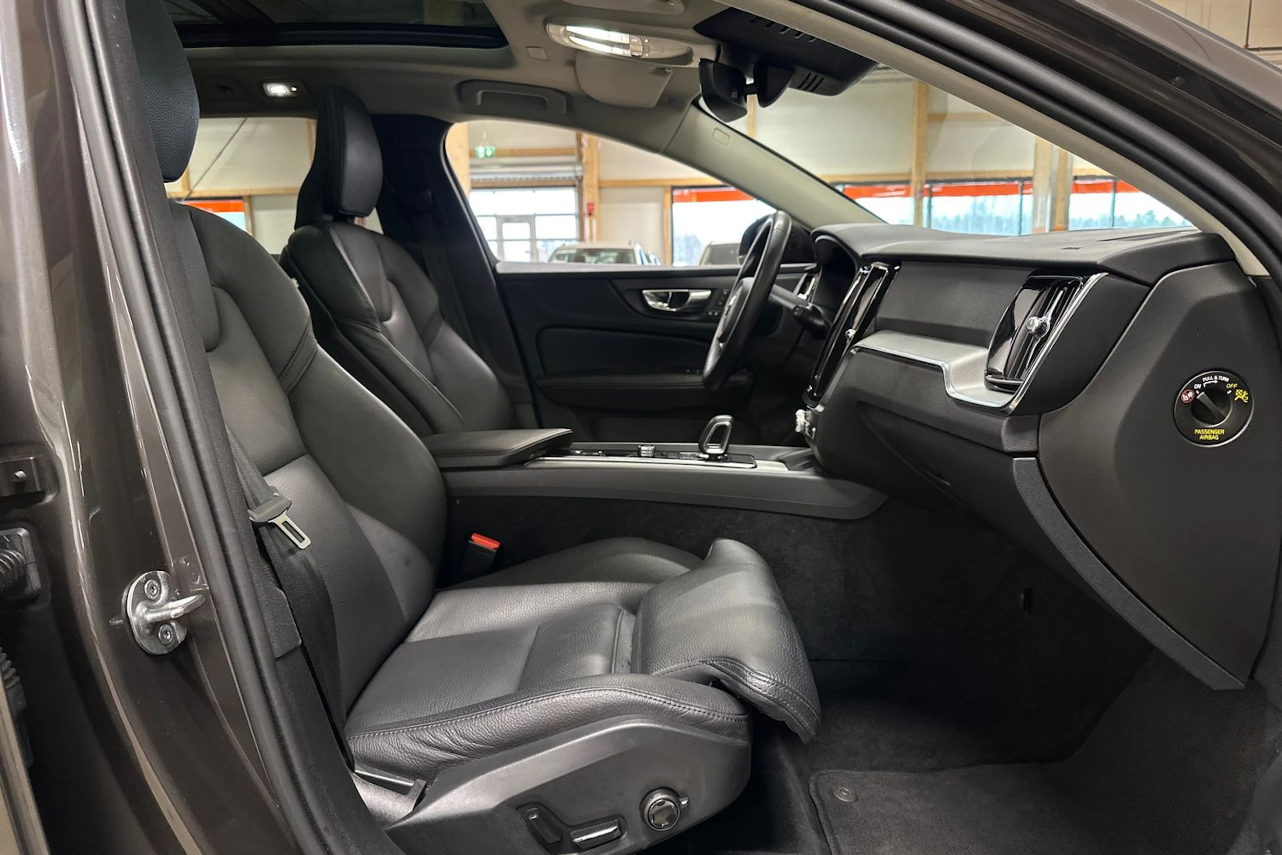 harmaa Volvo V60 Cross Country 2023 kuva 11.