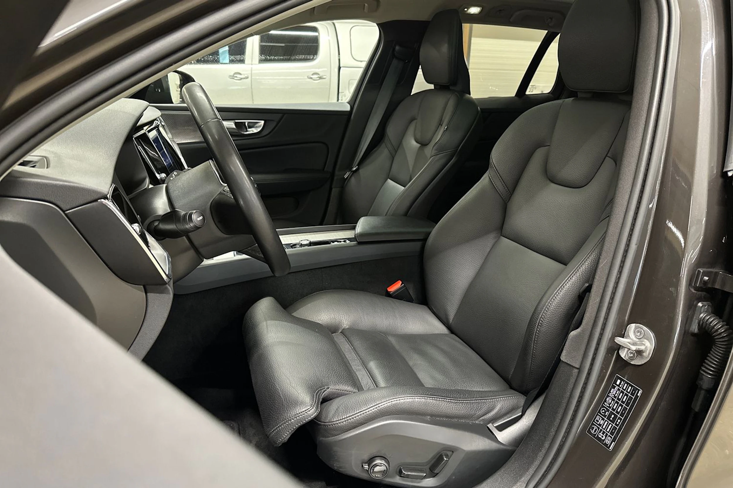 harmaa Volvo V60 Cross Country 2023 kuva 14.