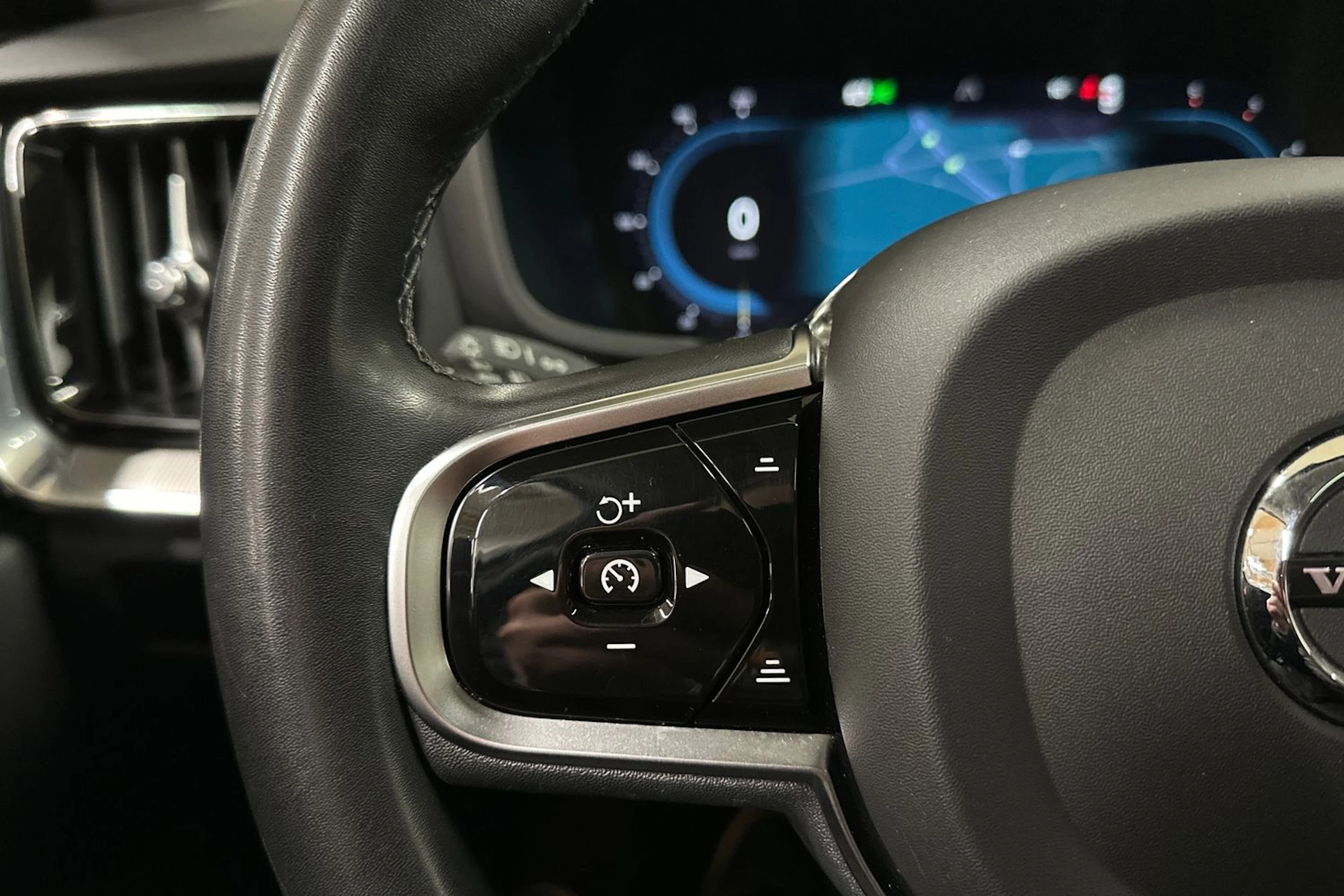 harmaa Volvo V60 Cross Country 2023 kuva 24.