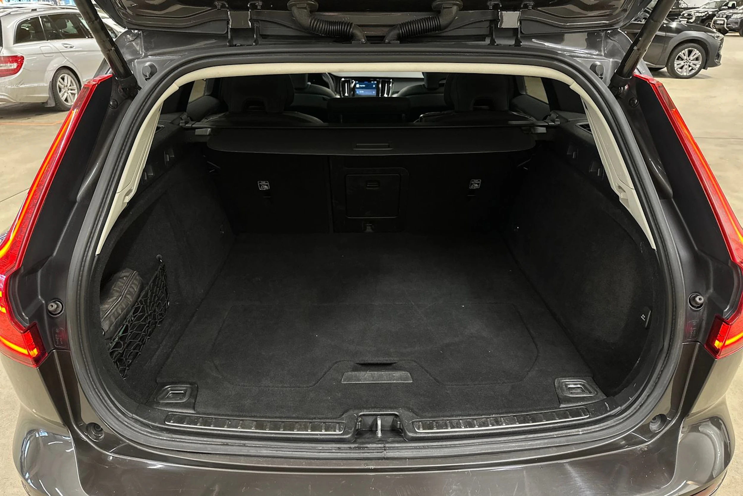 harmaa Volvo V60 Cross Country 2023 kuva 27.
