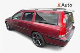 Punainen Volvo V70 2004 kuva 2.