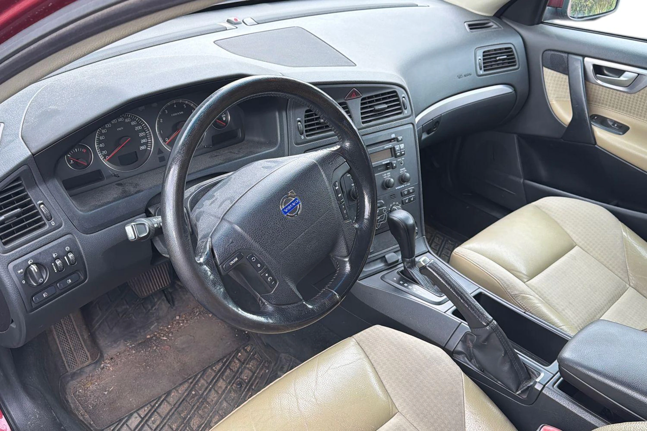 Punainen Volvo V70 2004 kuva 3.