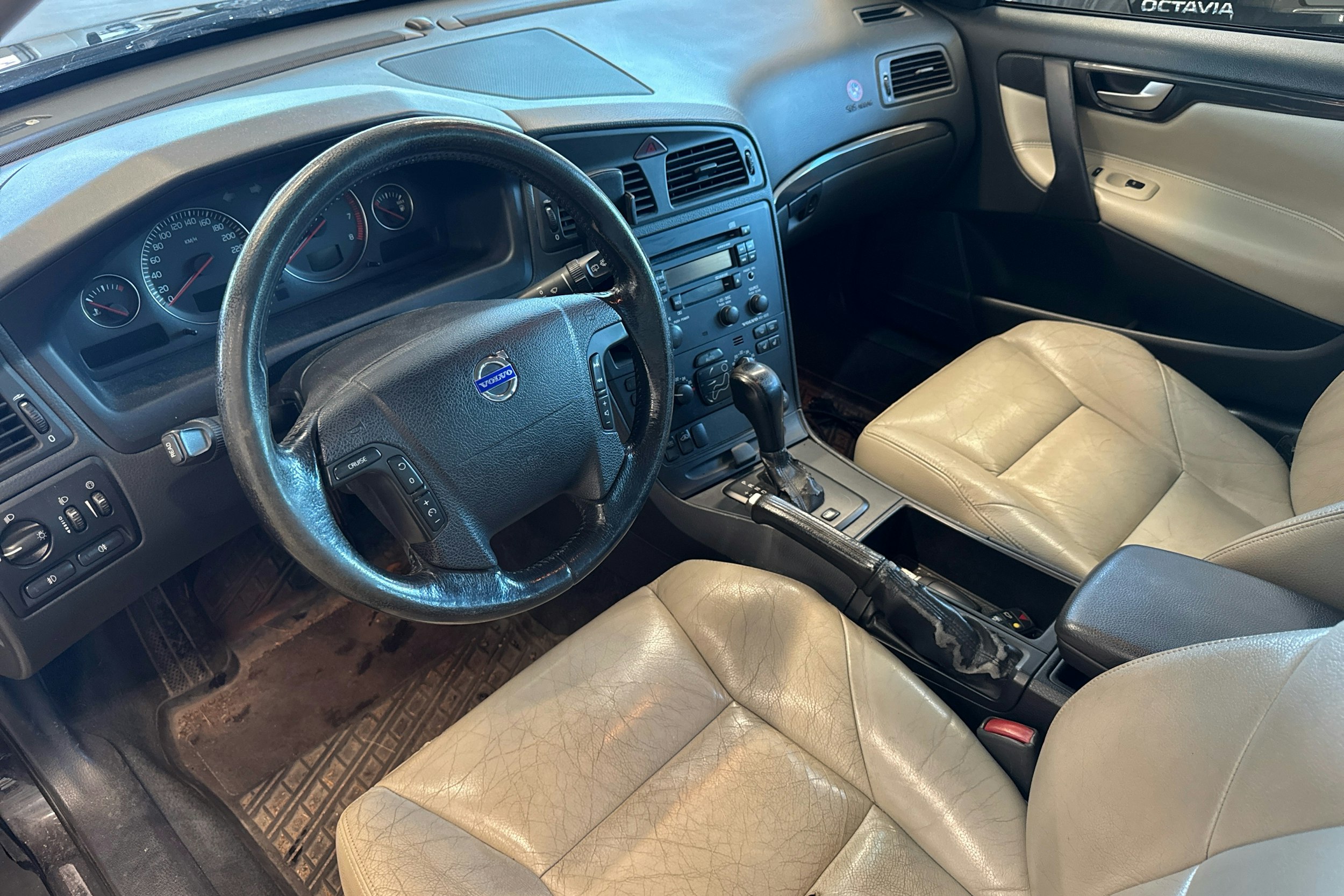 Musta Volvo V70 2004 kuva 6.