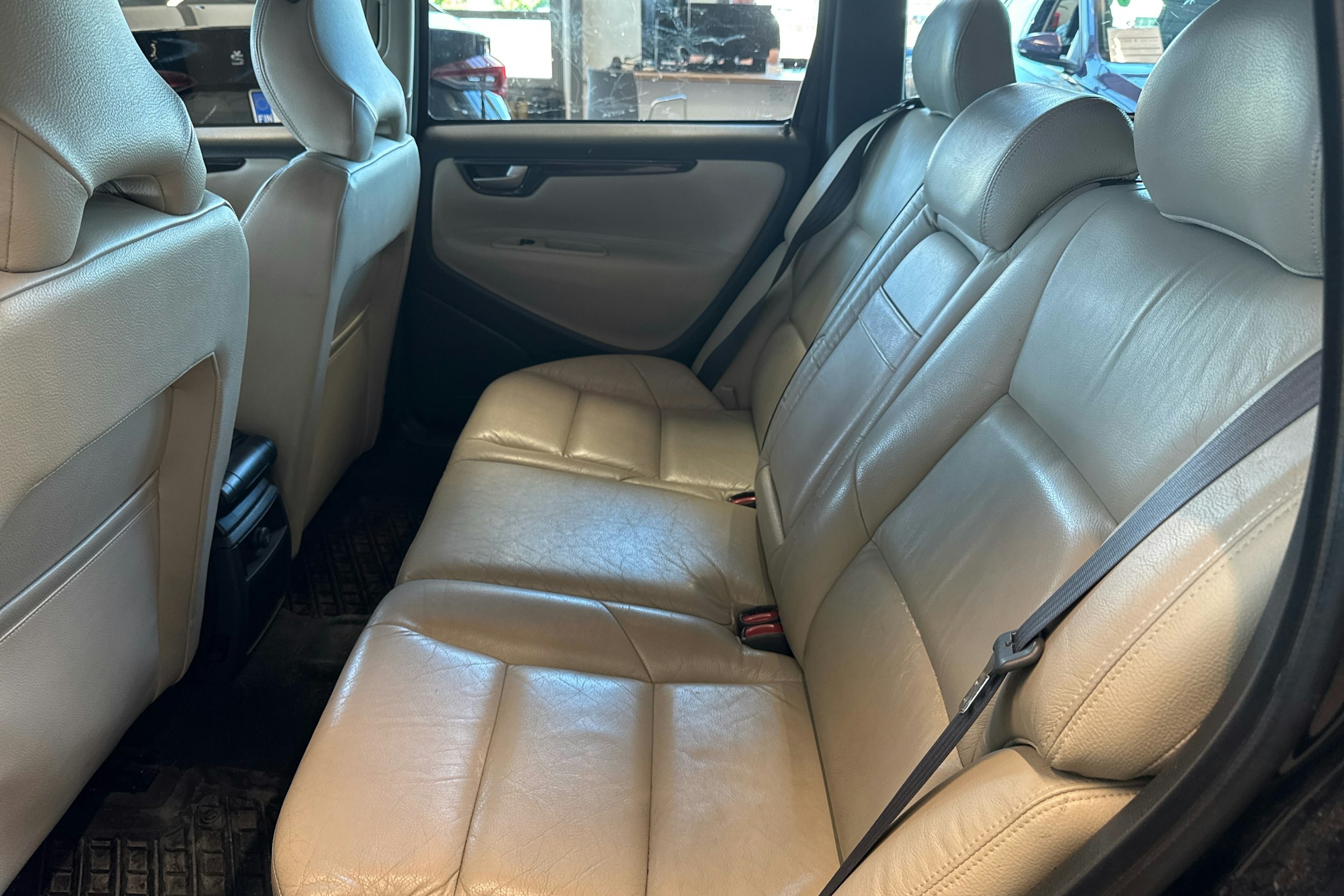Musta Volvo V70 2004 kuva 8.