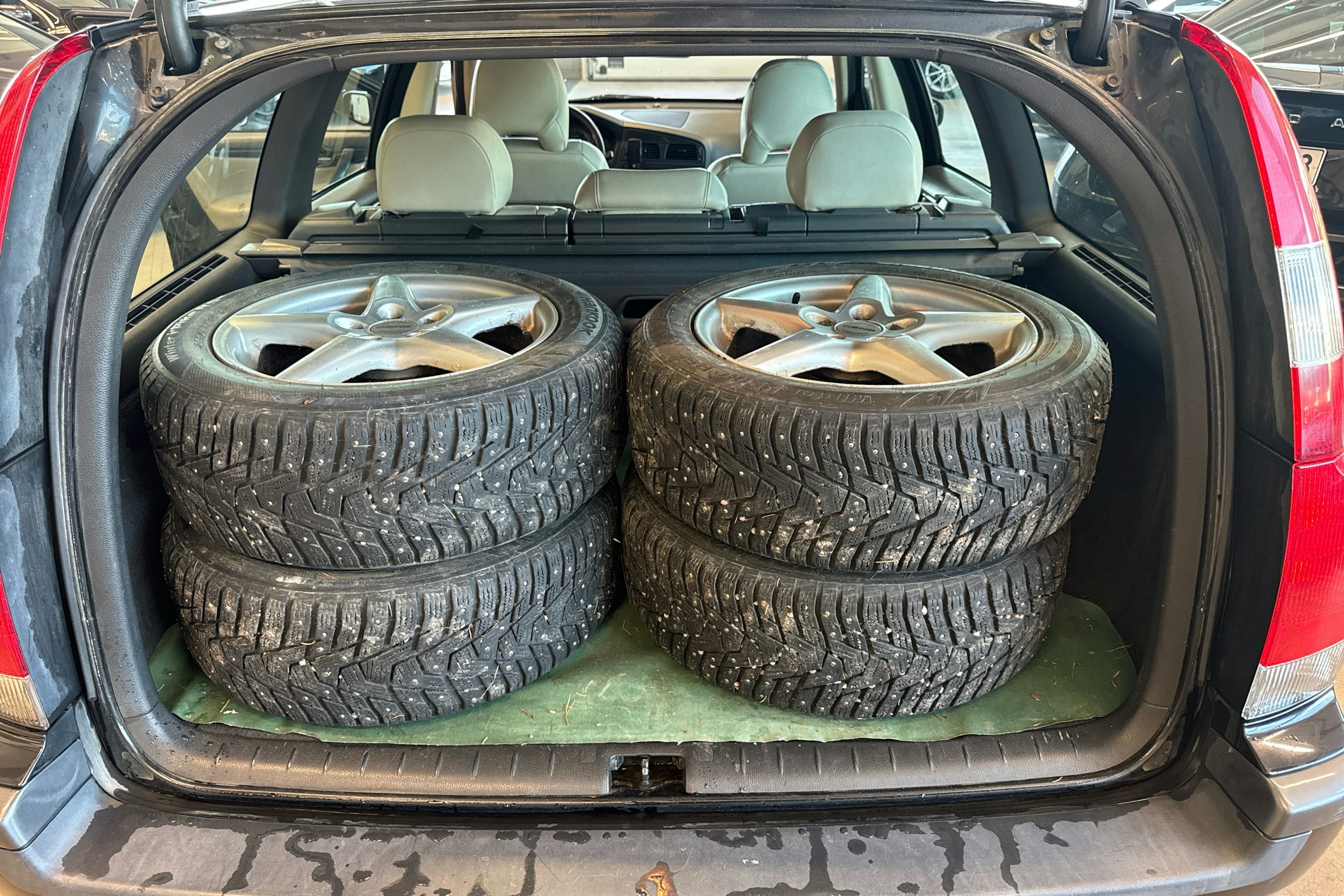 Musta Volvo V70 2004 kuva 16.