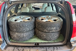 Musta Volvo V70 2004 kuva 16.