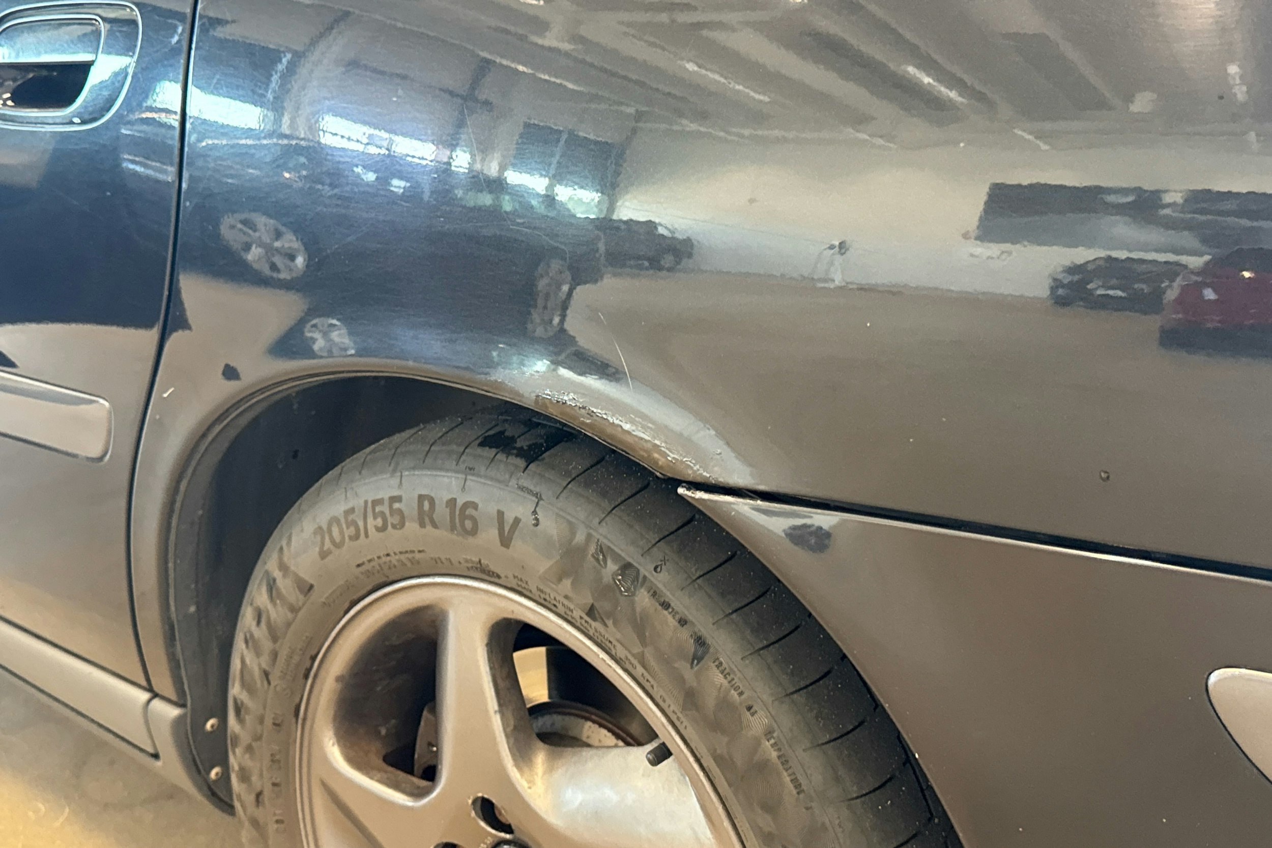 Musta Volvo V70 2004 kuva 26.
