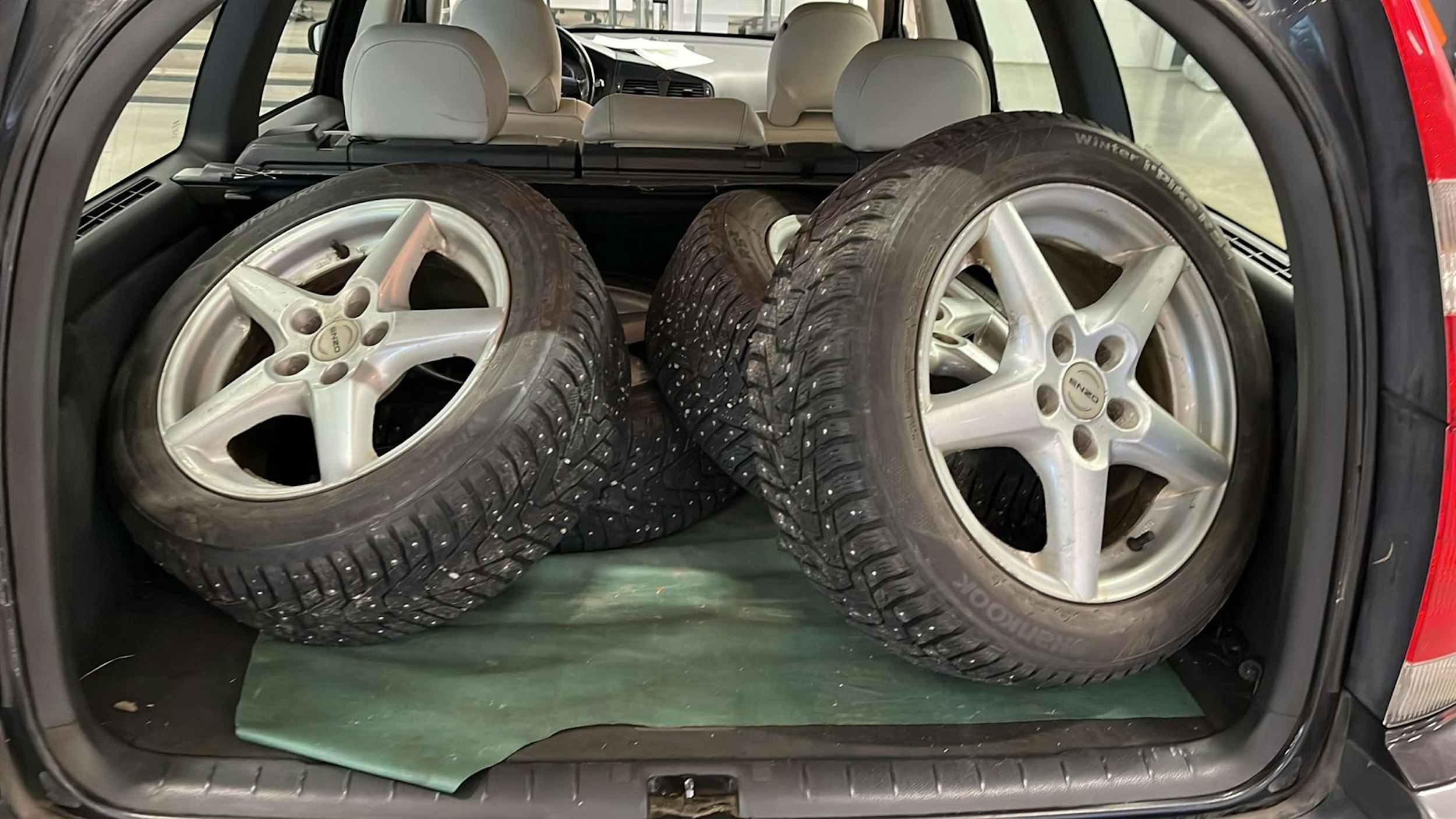 musta Volvo V70 2004 kuva 32.