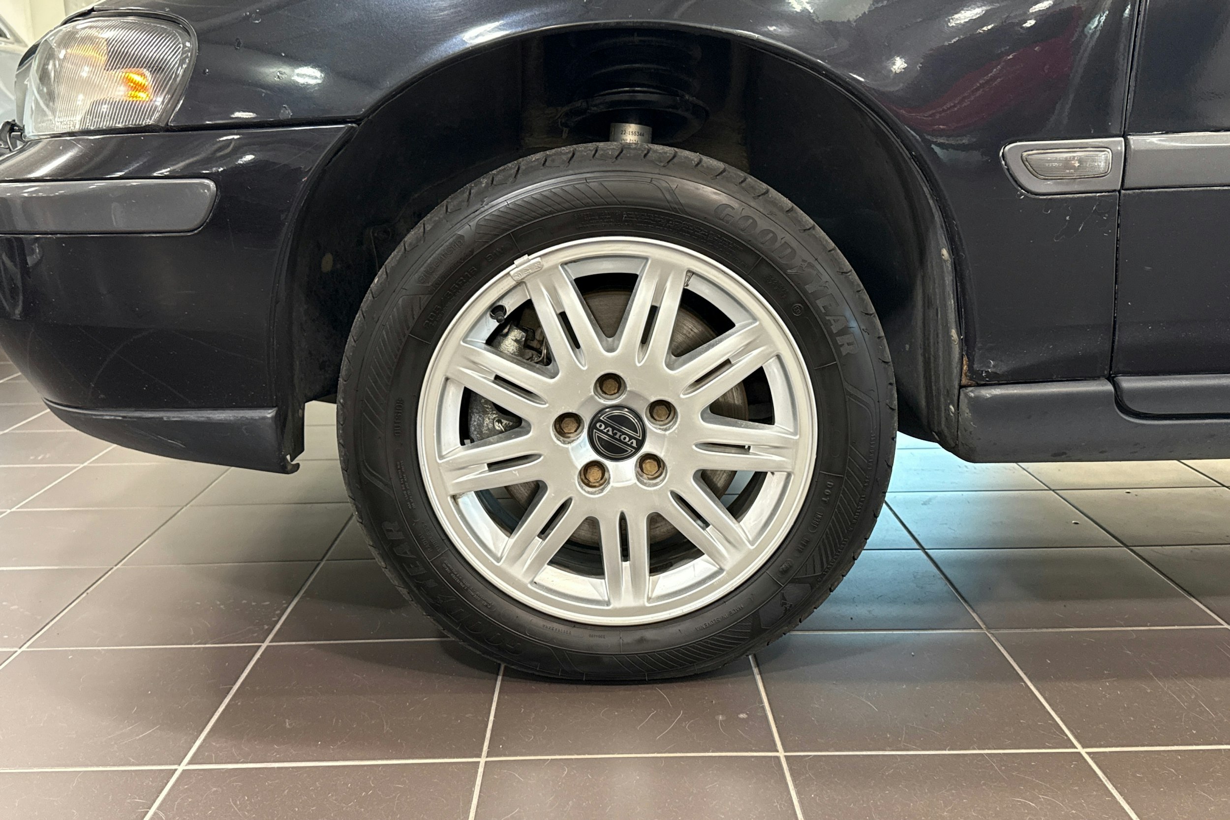 musta Volvo V70 2004 kuva 13.