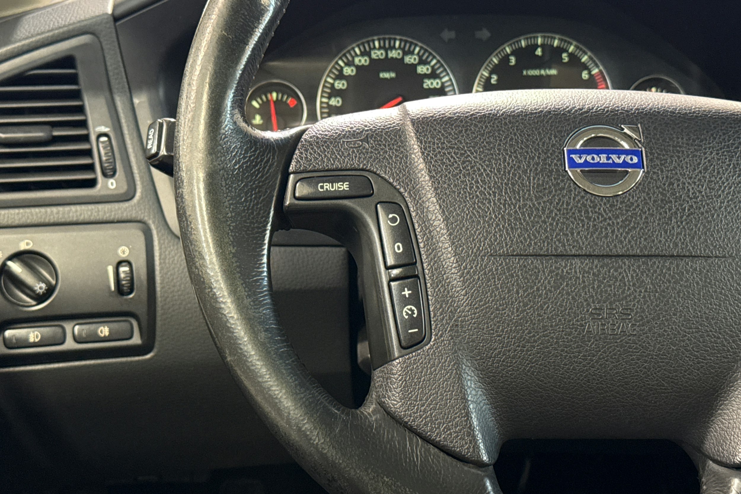 musta Volvo V70 2004 kuva 16.