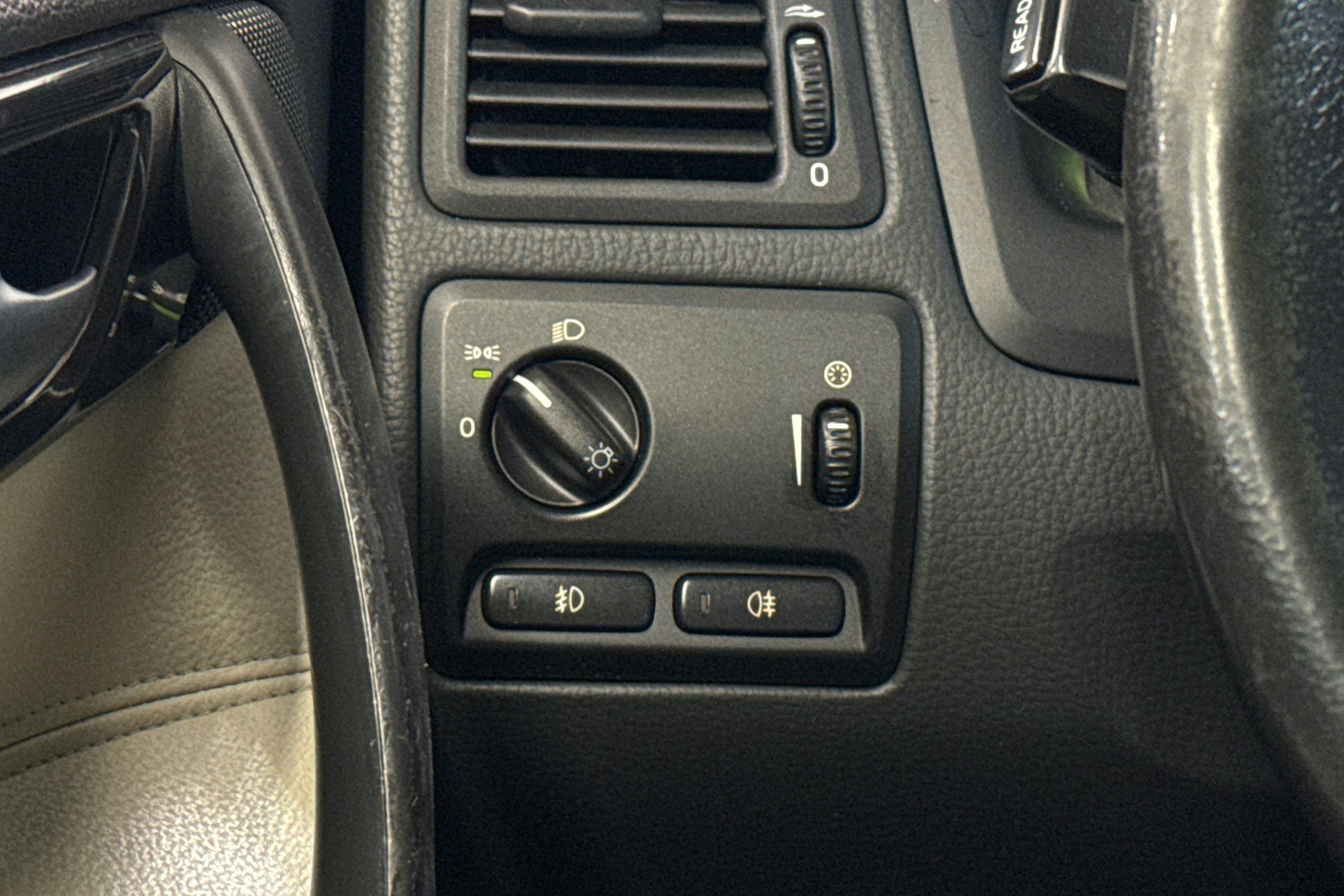 musta Volvo V70 2004 kuva 18.