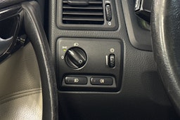 musta Volvo V70 2004 kuva 18.