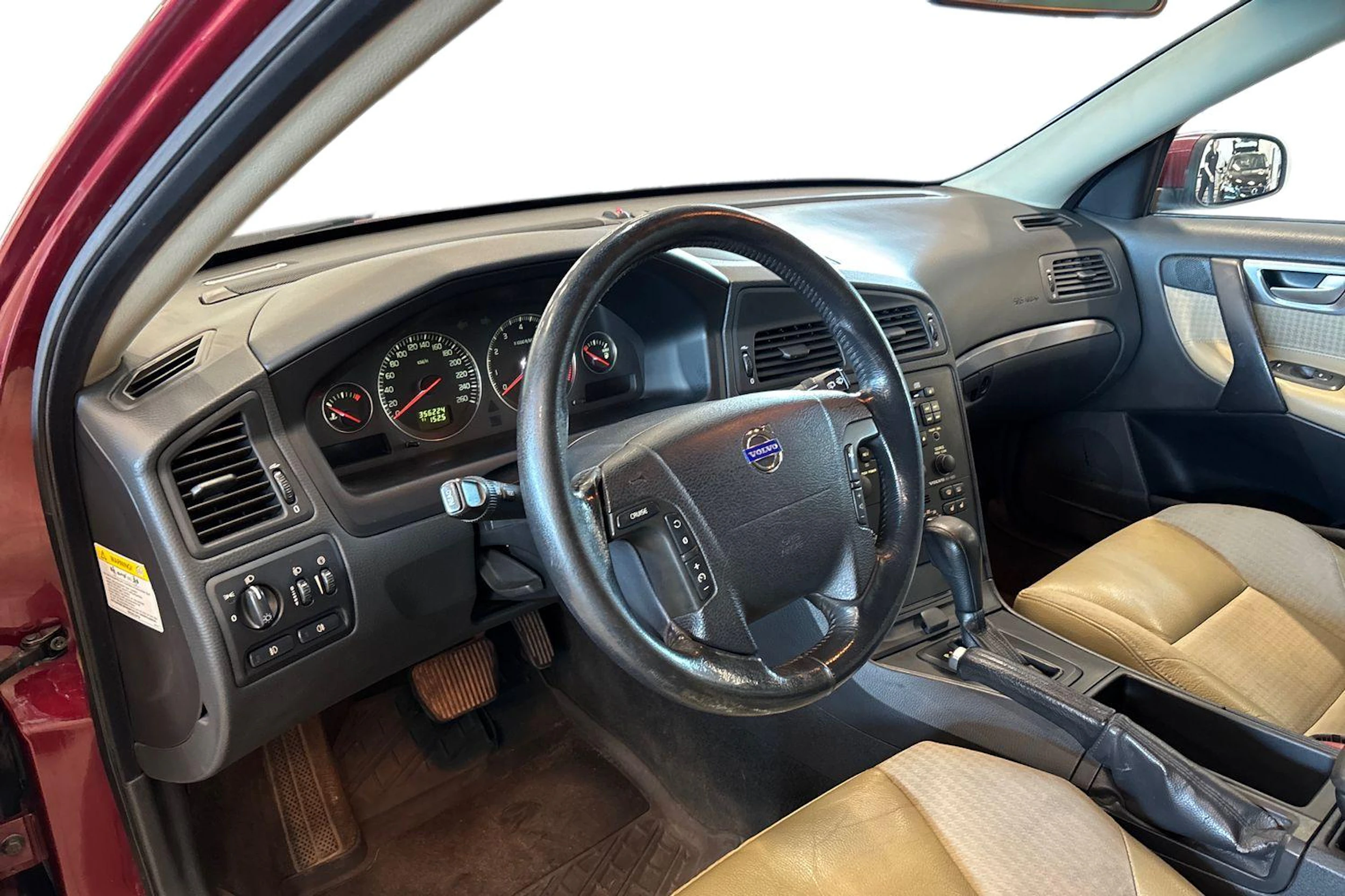punainen Volvo V70 2003 kuva 6.