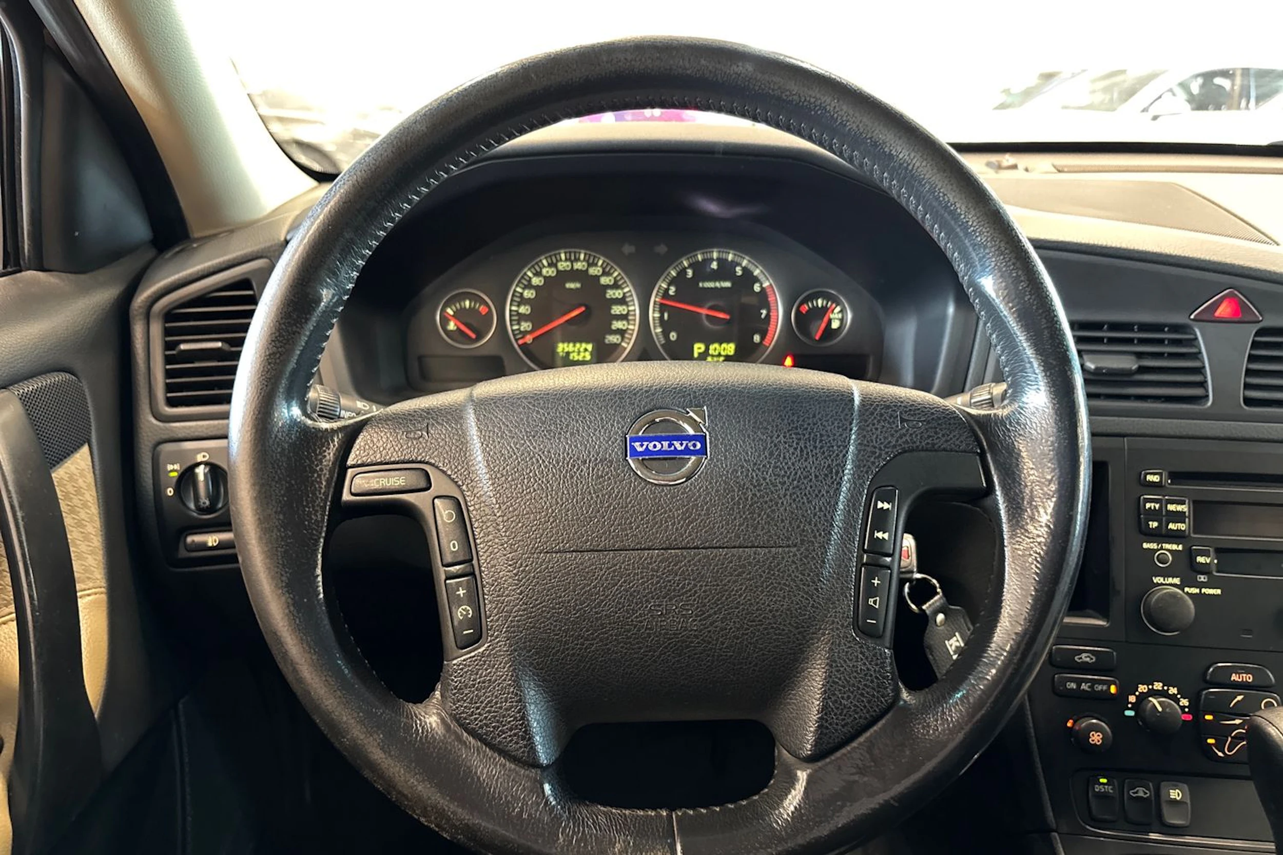 punainen Volvo V70 2003 kuva 12.