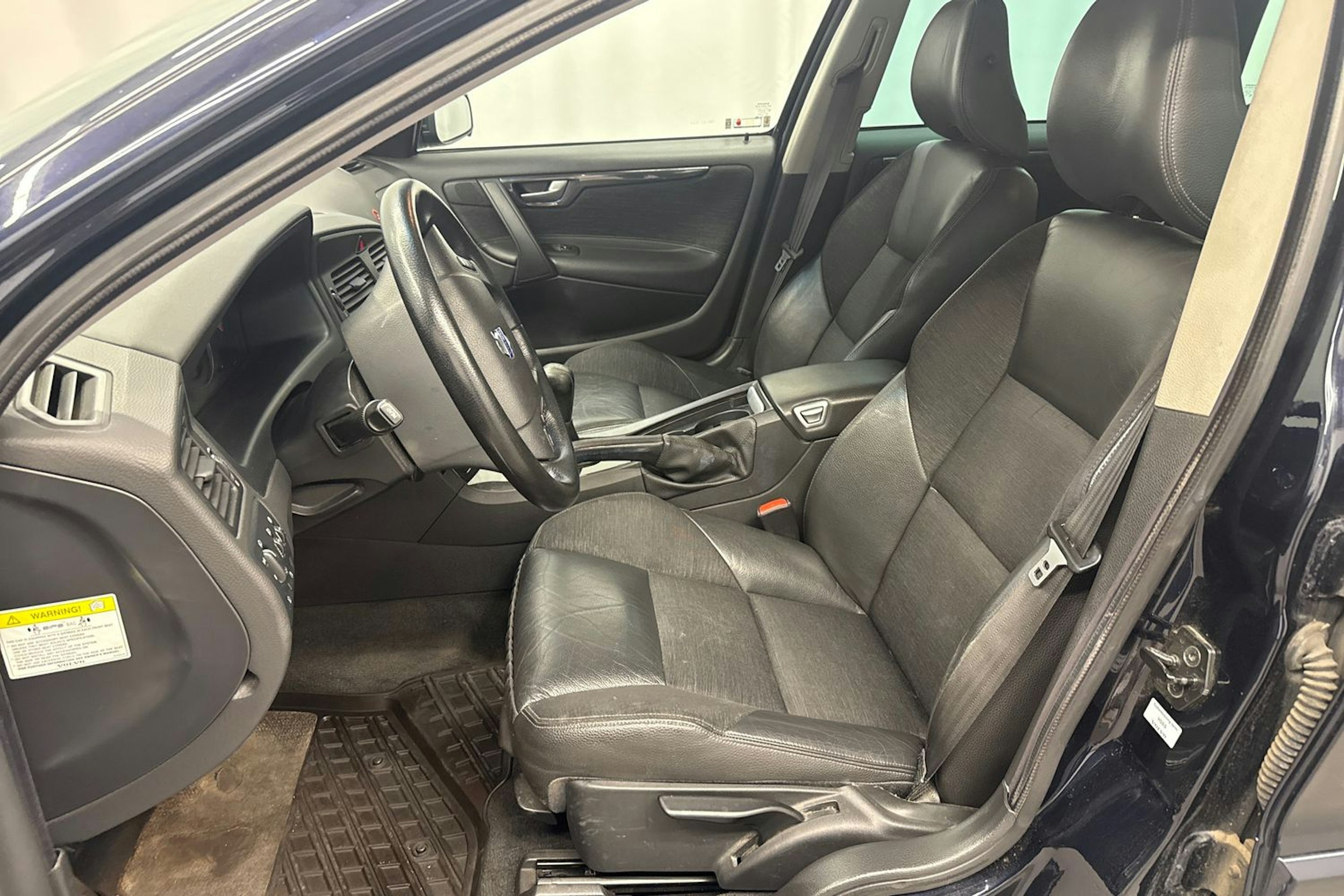 sininen Volvo V70 2005 kuva 11.