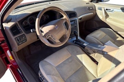 punainen Volvo V70 2005 kuva 3.