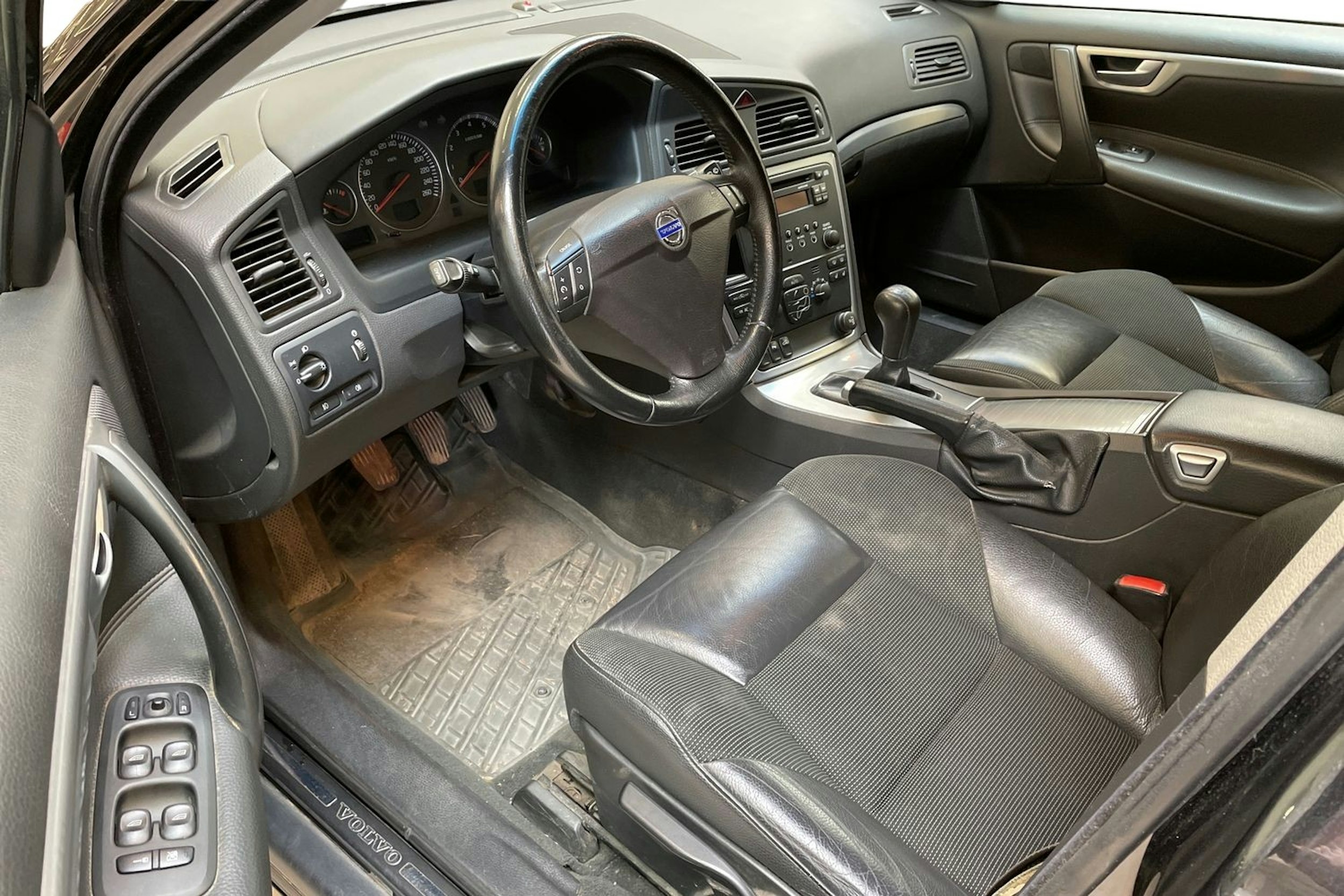 musta Volvo V70 2006 kuva 6.