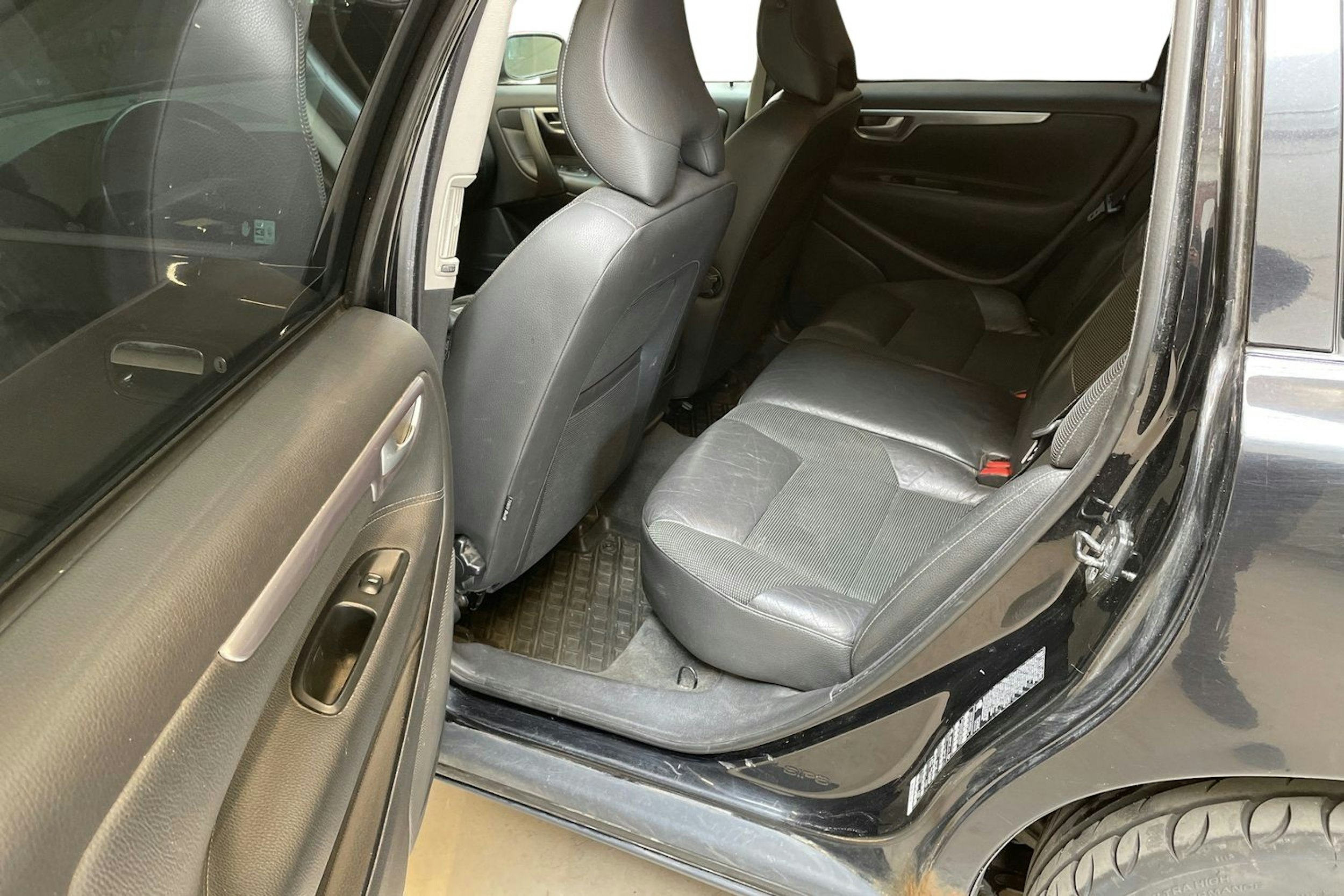 musta Volvo V70 2006 kuva 8.