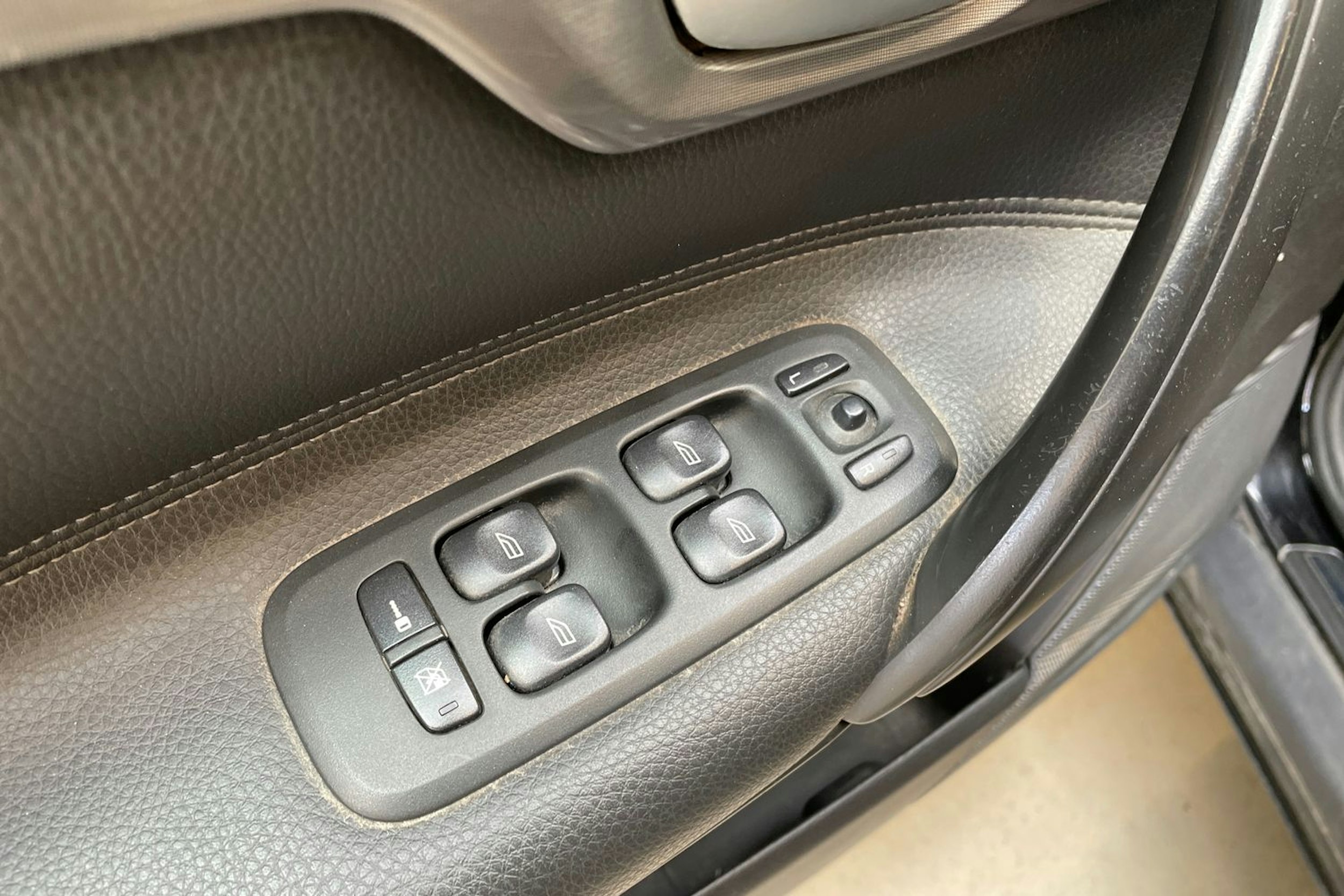 musta Volvo V70 2006 kuva 22.