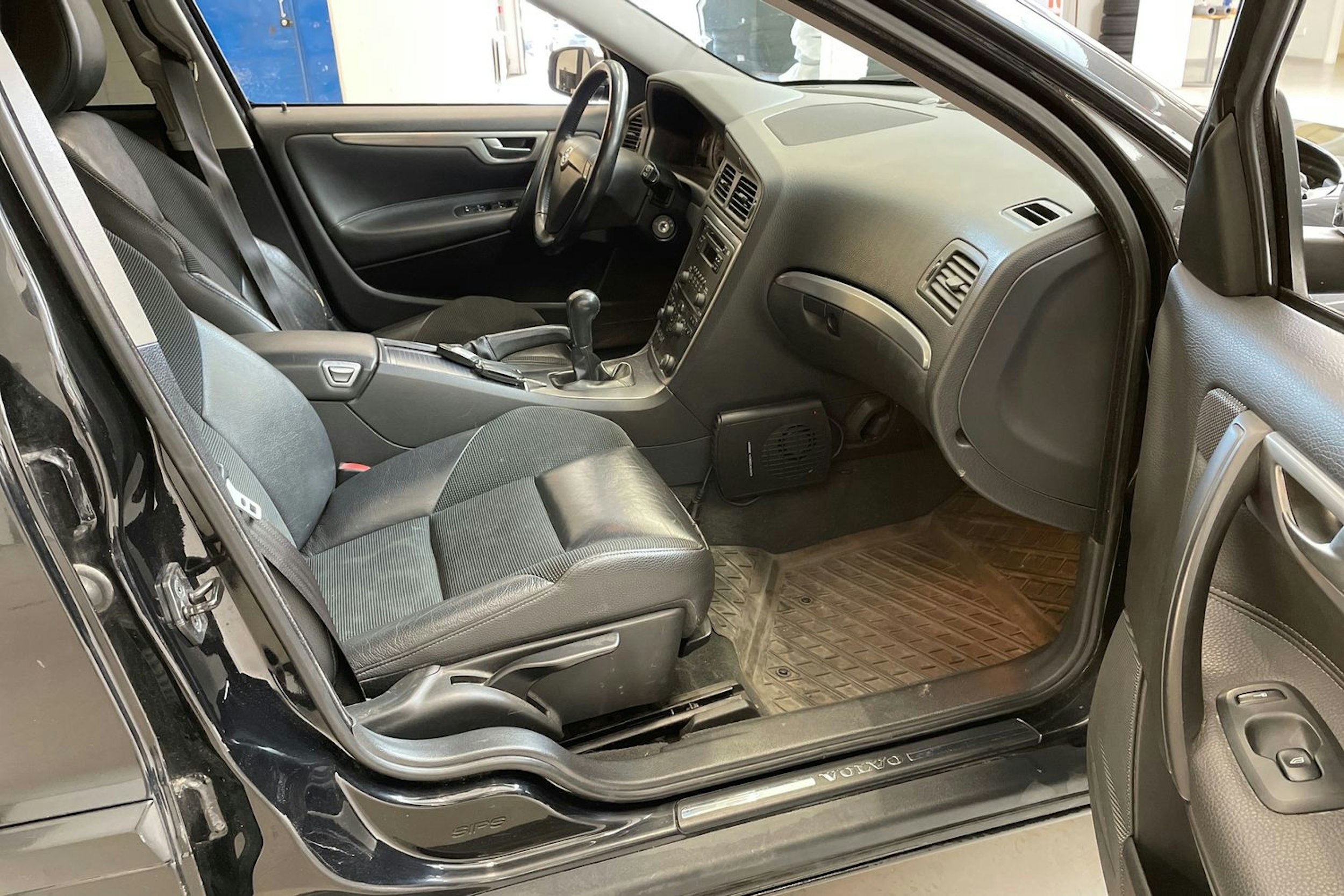 musta Volvo V70 2006 kuva 35.