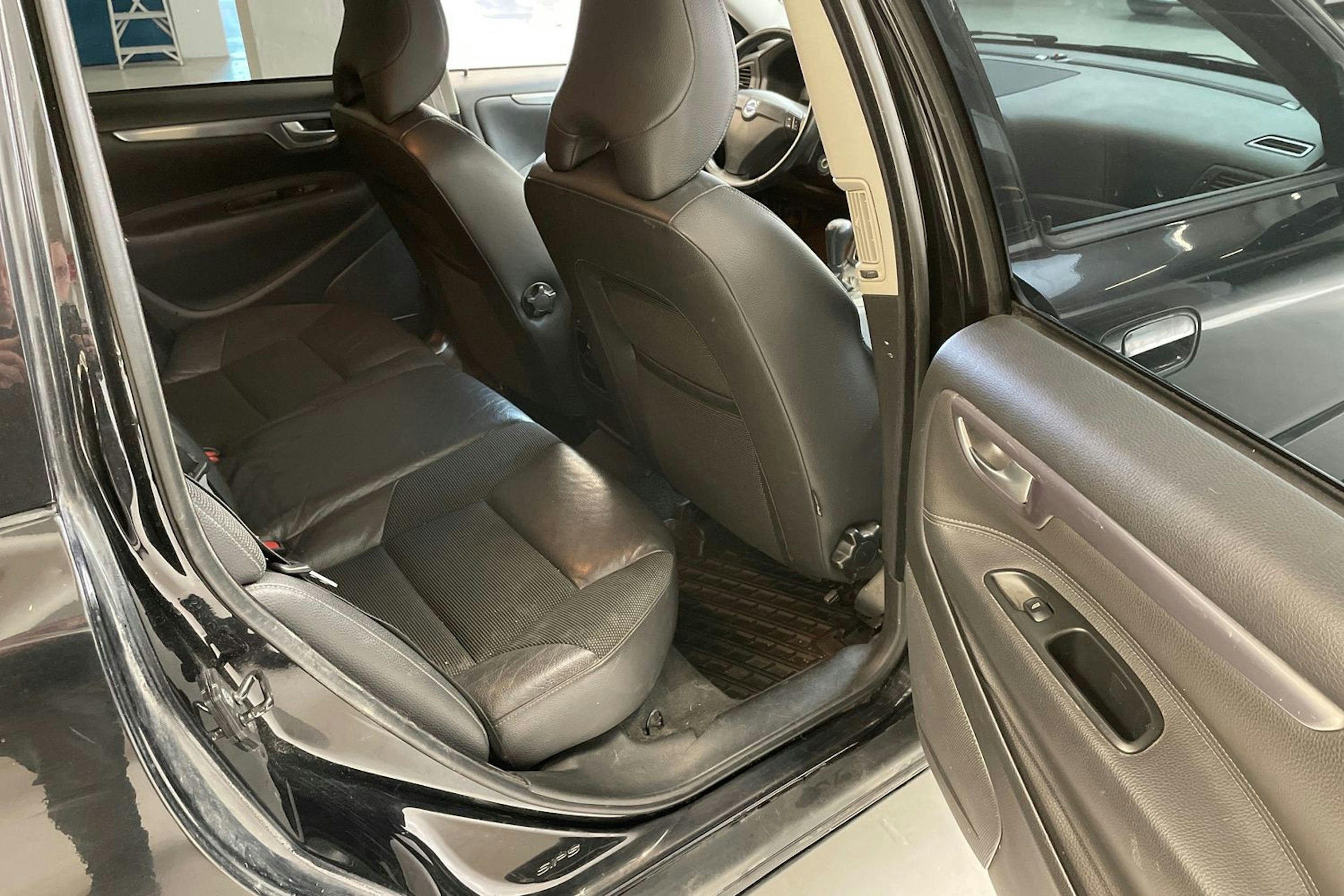 musta Volvo V70 2006 kuva 36.