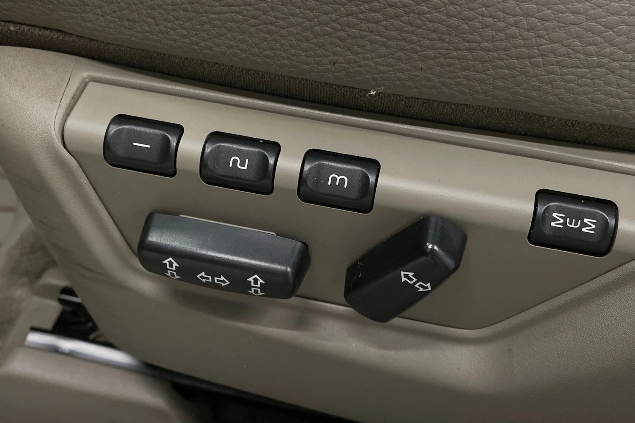 beige Volvo V70 2007 kuva 12.
