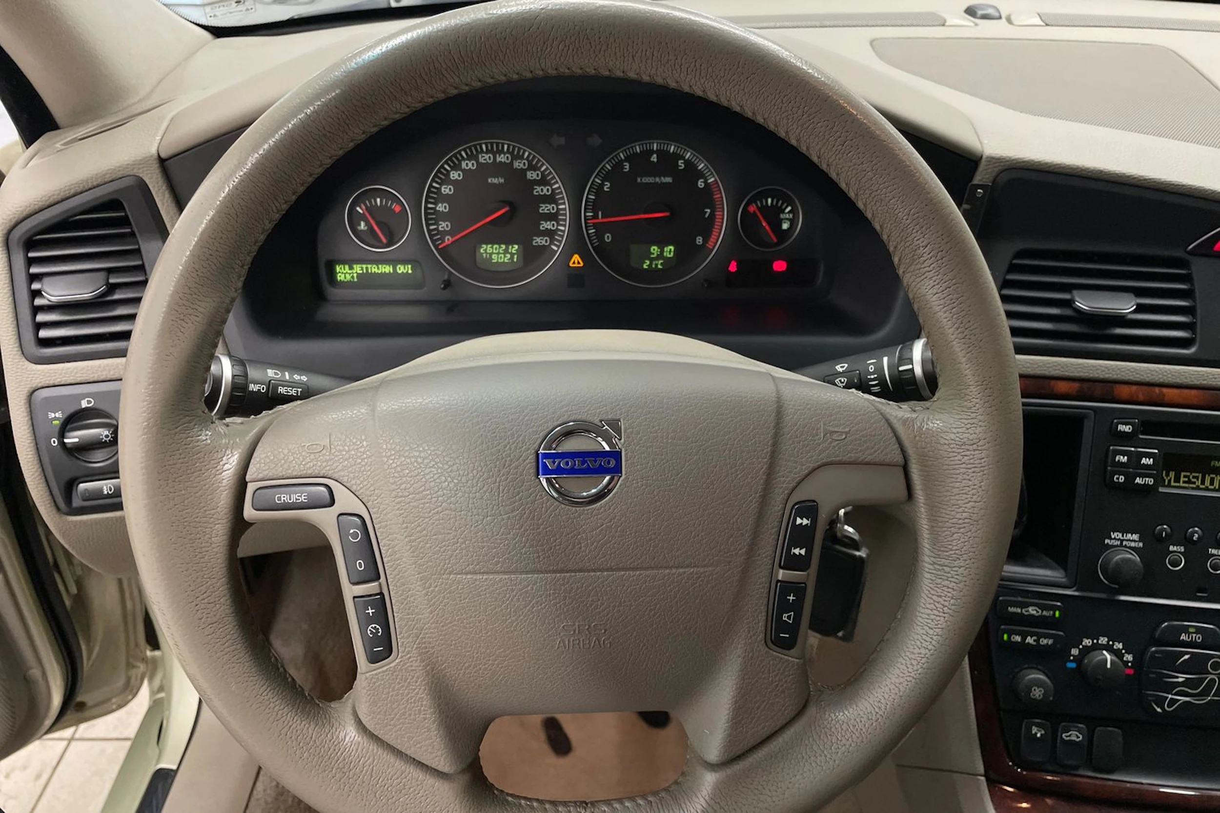 beige Volvo V70 2007 kuva 13.