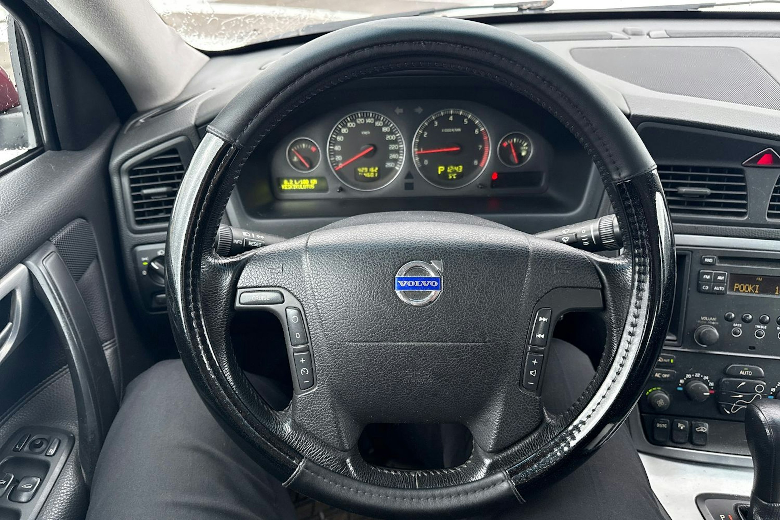 punainen Volvo V70 2006 kuva 11.