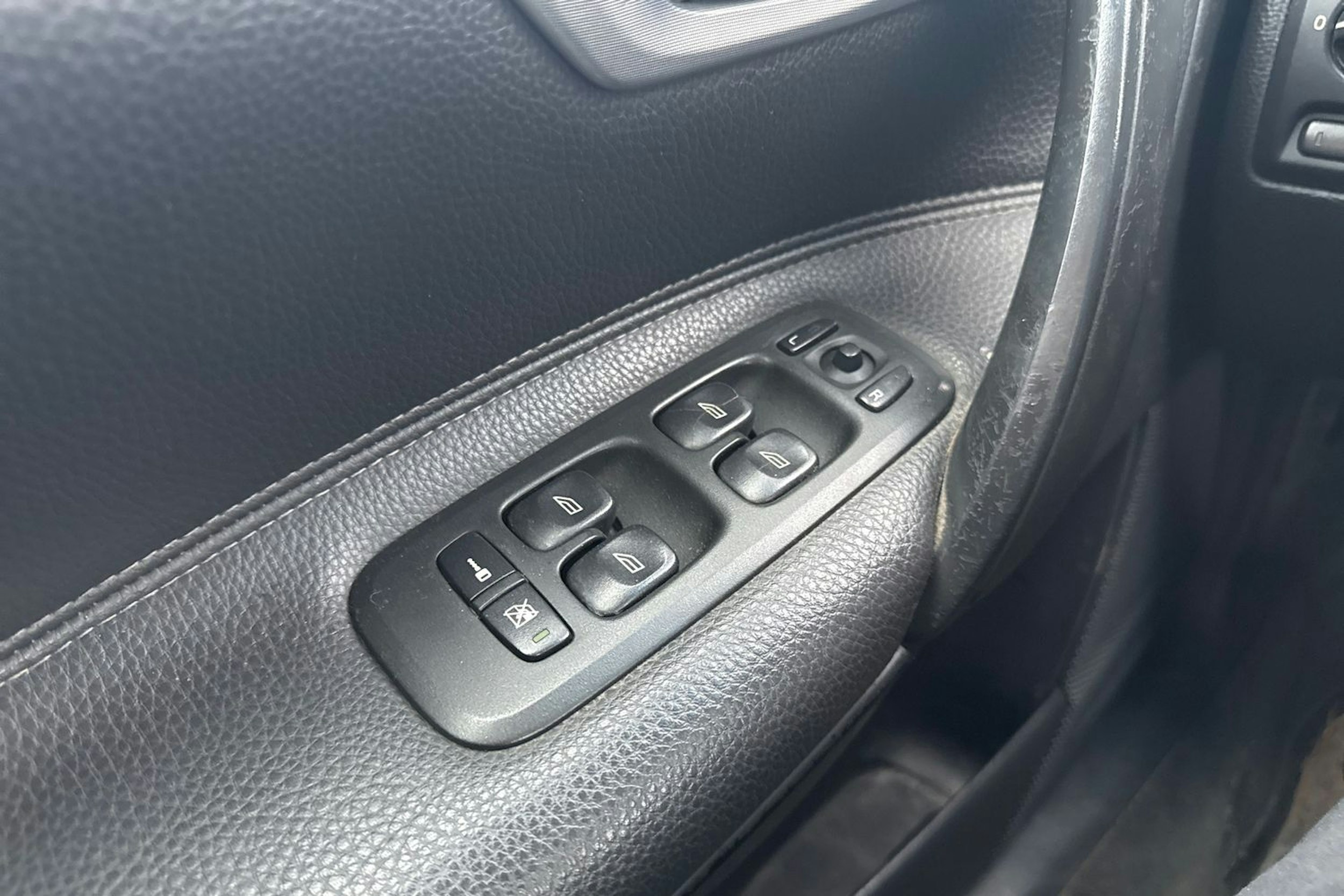 punainen Volvo V70 2006 kuva 15.