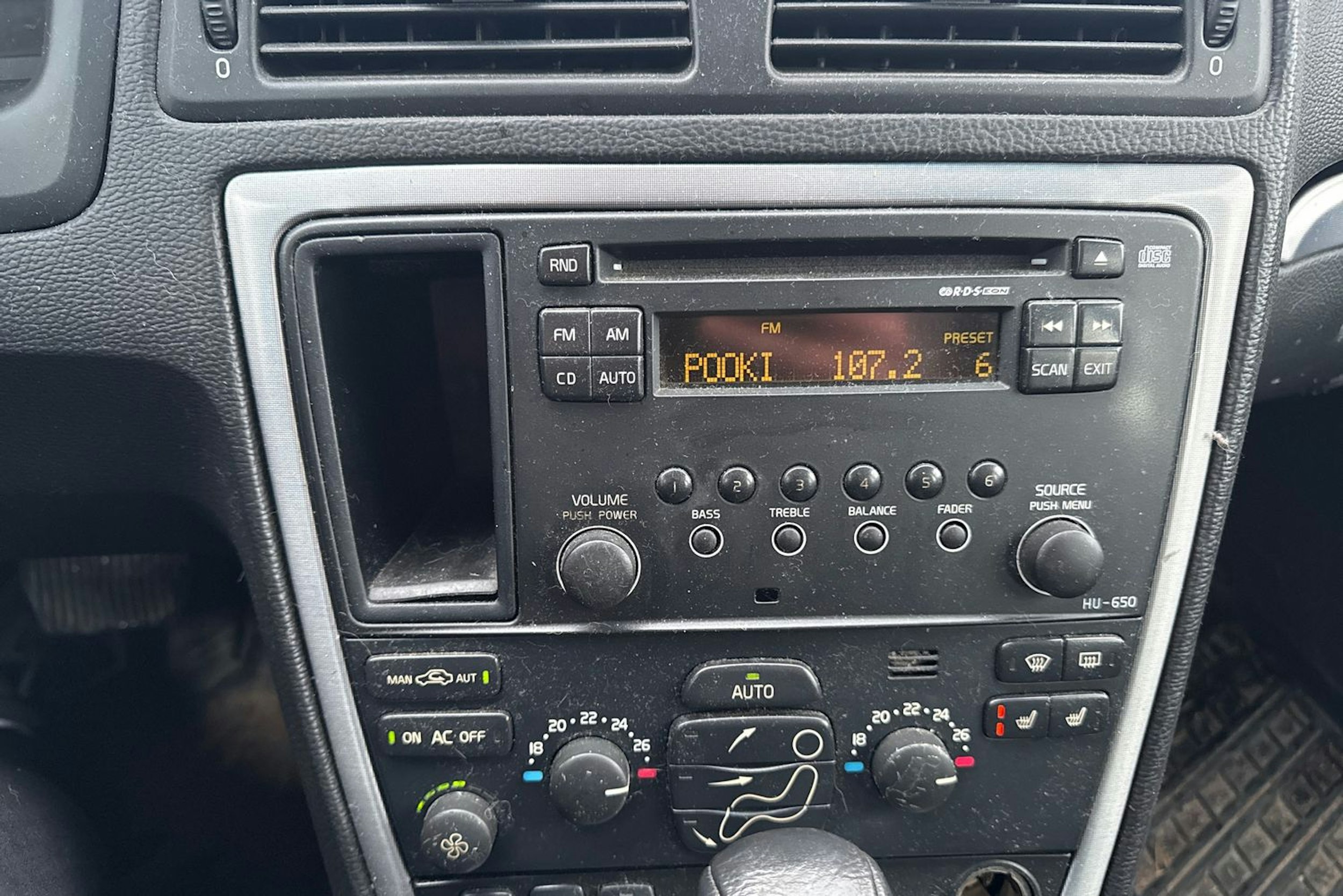 punainen Volvo V70 2006 kuva 17.