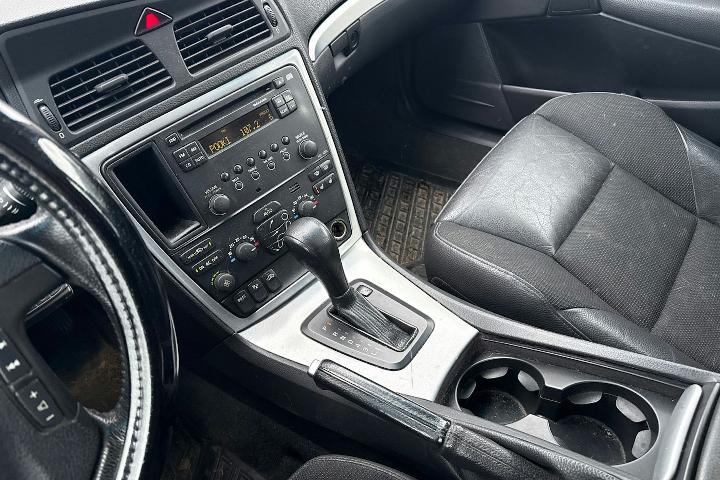 punainen Volvo V70 2006 kuva 19.