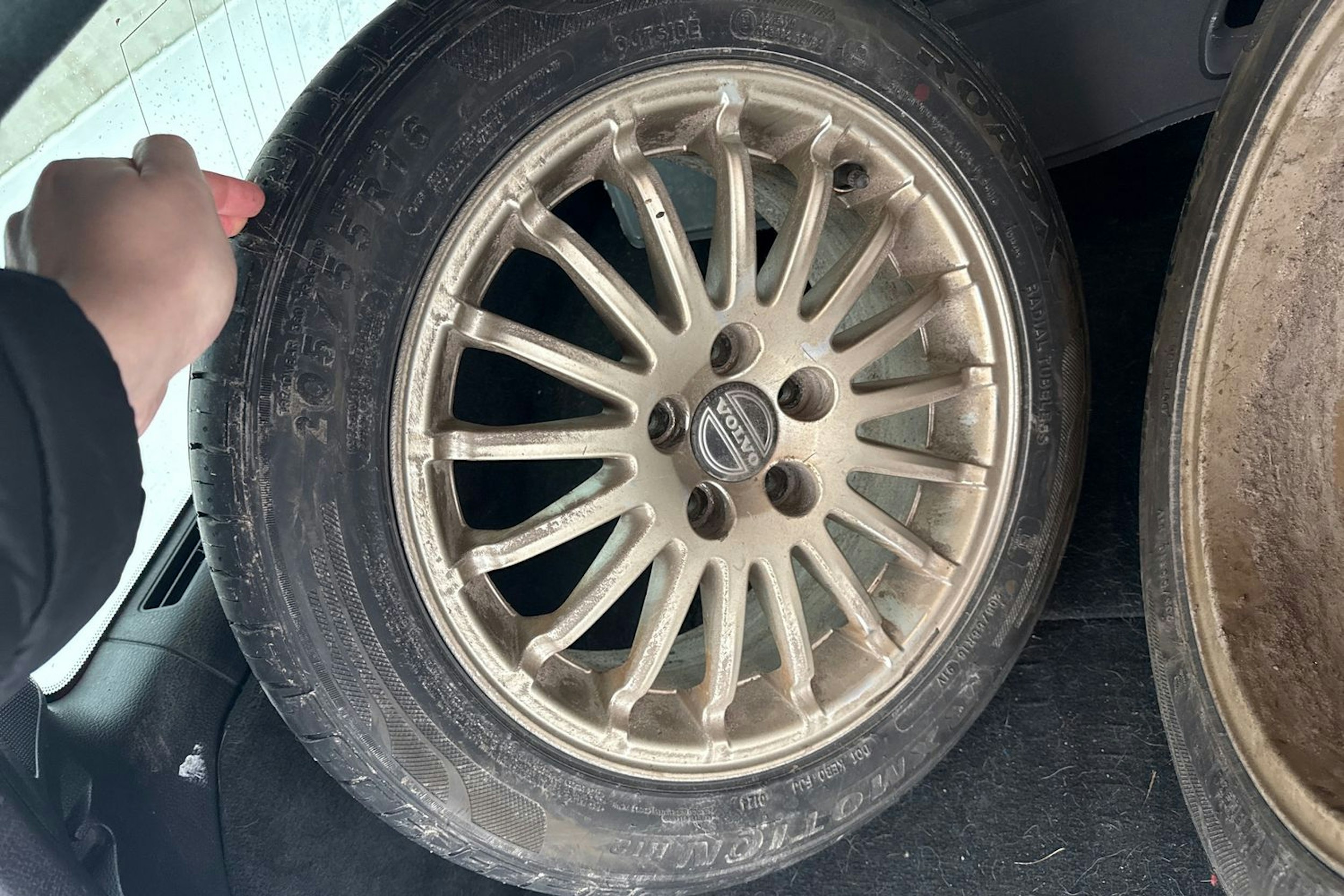 punainen Volvo V70 2006 kuva 22.