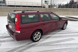 punainen Volvo V70 2006 kuva 26.
