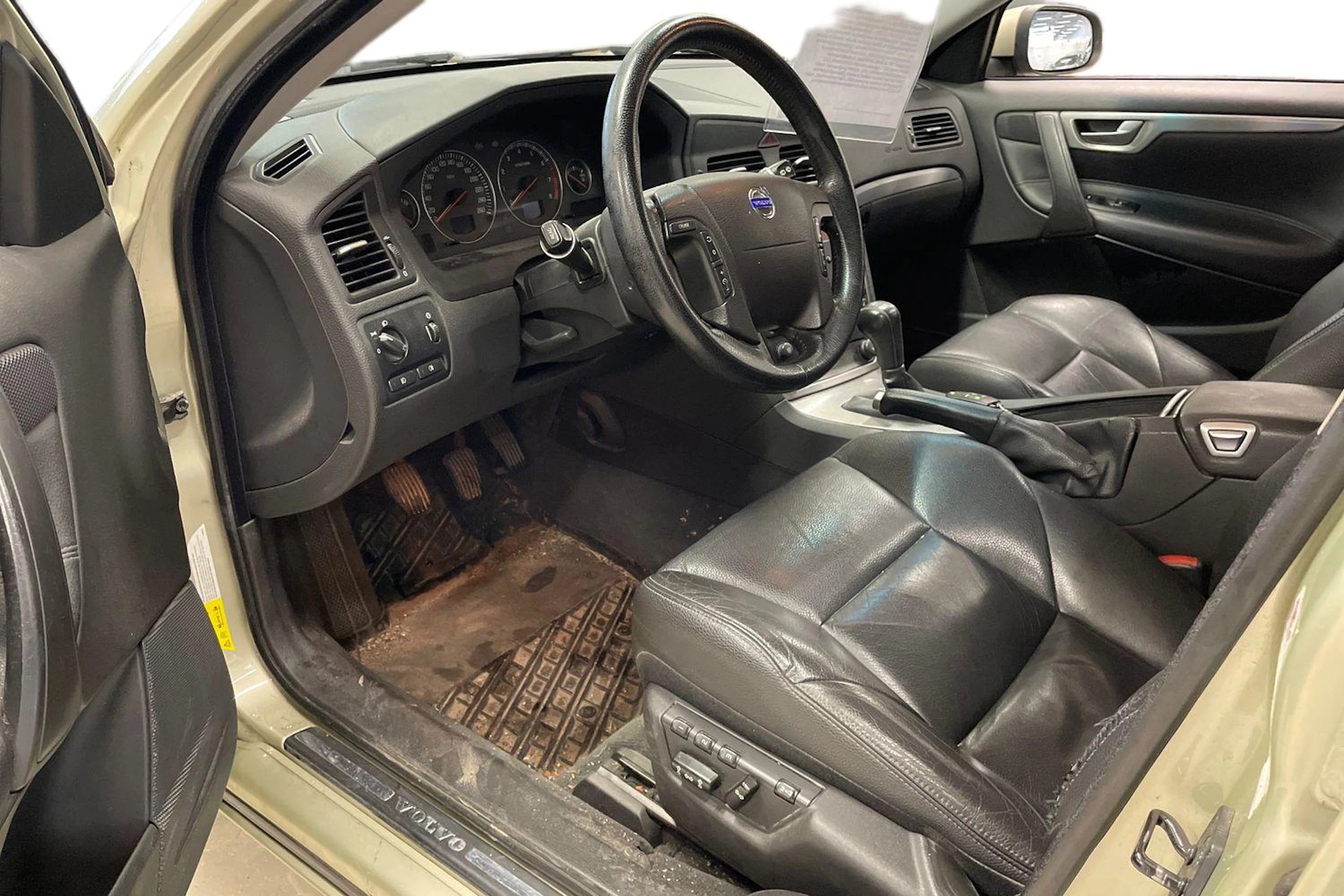 keltainen Volvo V70 2007 kuva 3.