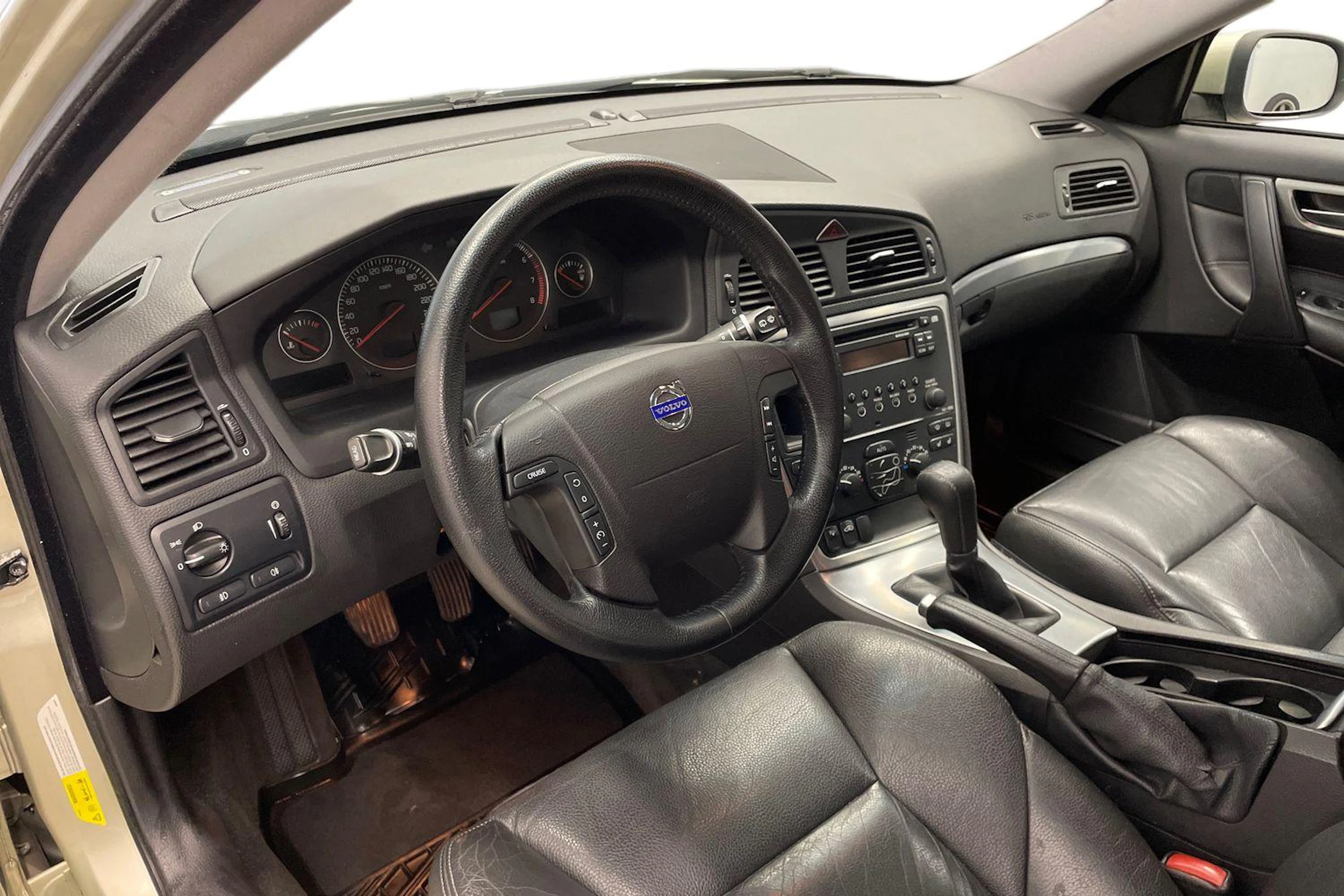 keltainen Volvo V70 2007 kuva 6.