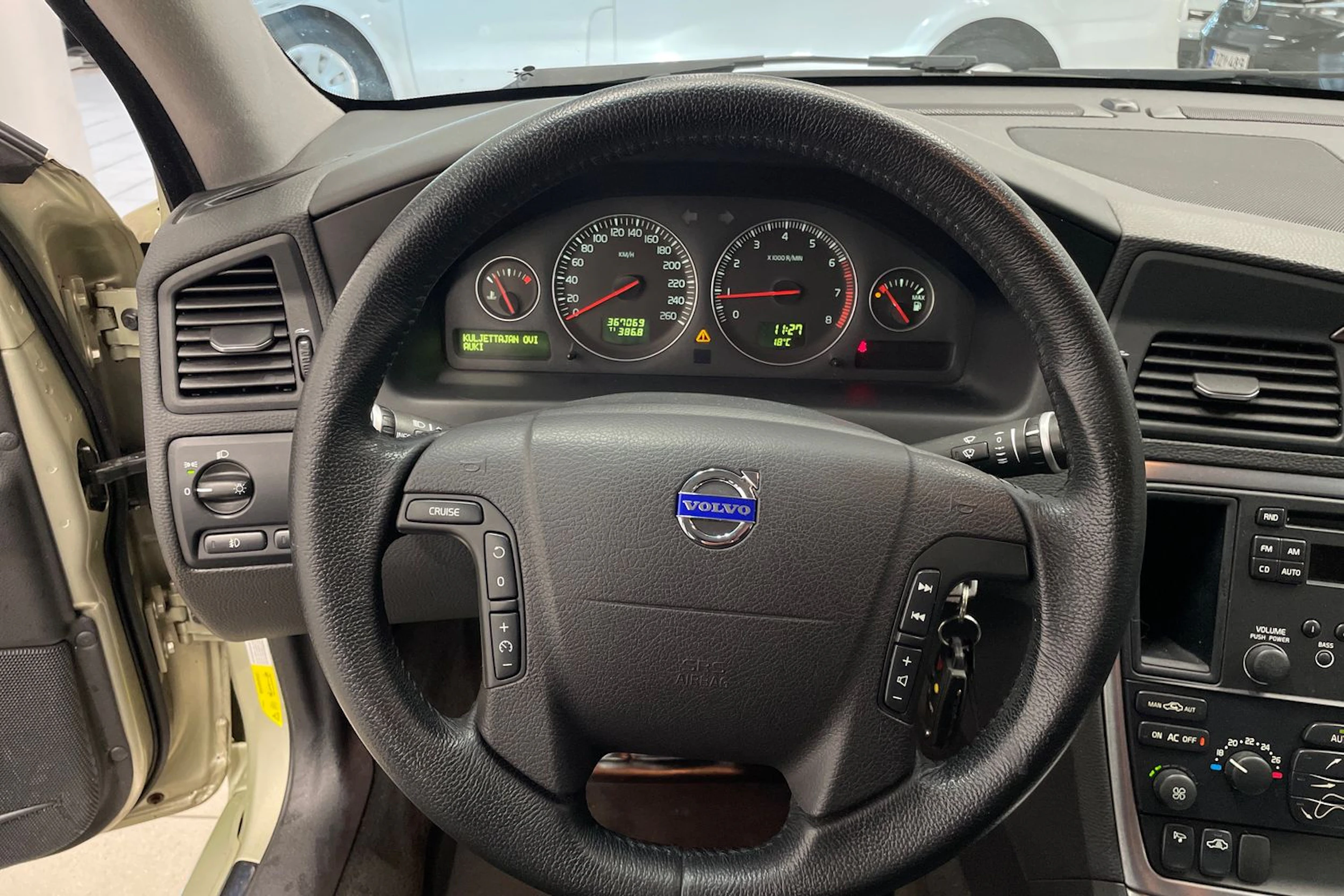 keltainen Volvo V70 2007 kuva 11.