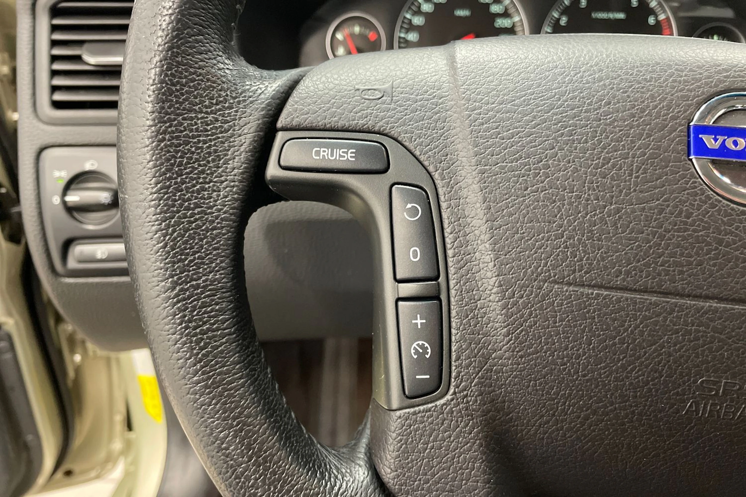 keltainen Volvo V70 2007 kuva 13.