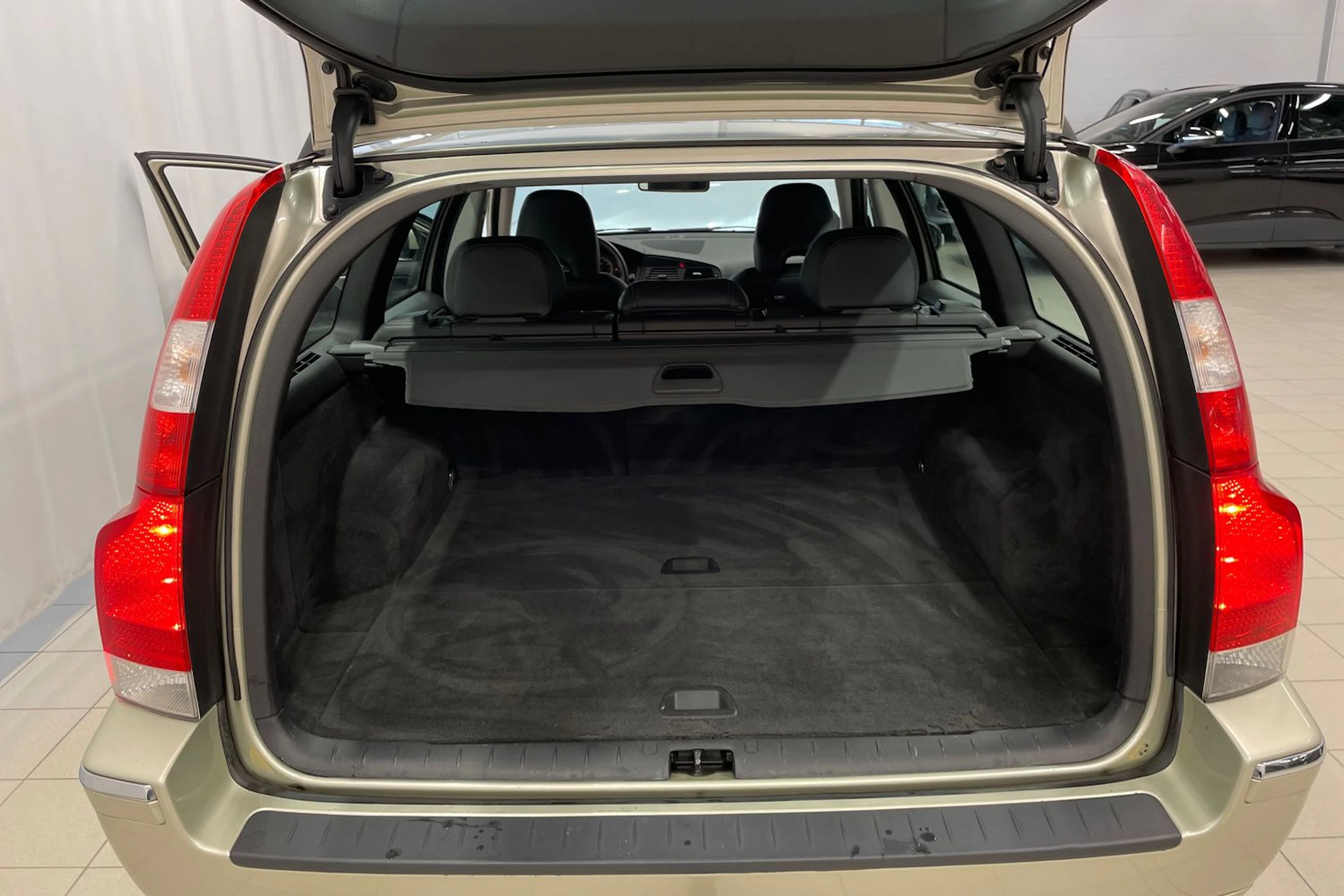 keltainen Volvo V70 2007 kuva 16.